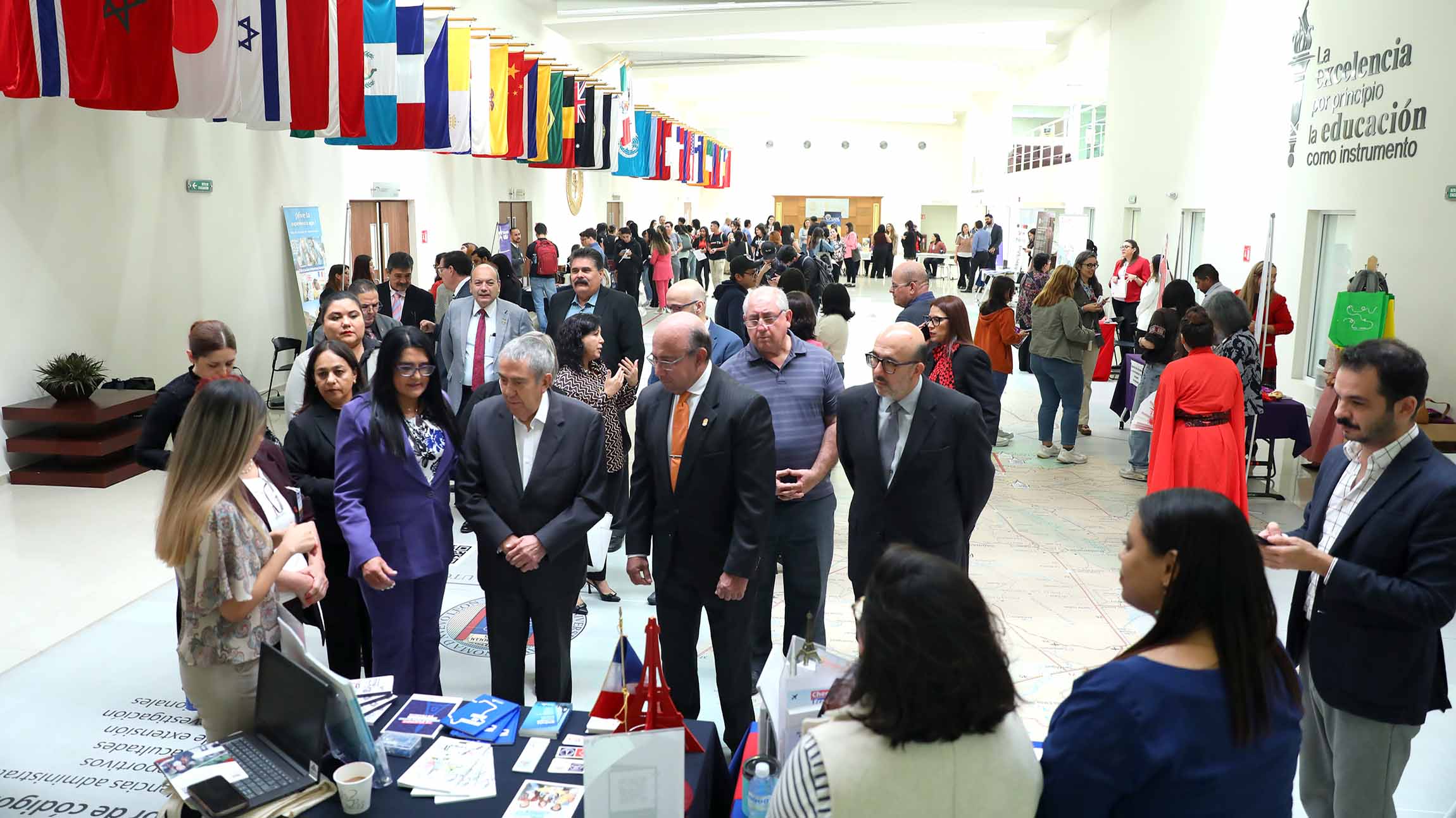 Promociona UANL movilidad académica en feria de programas internacionales