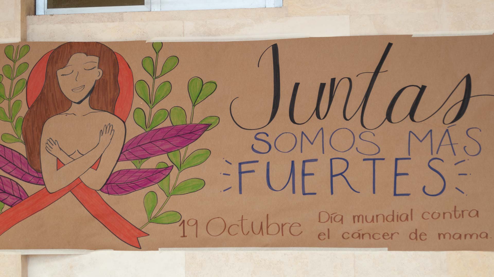 Donan en UANL cabellera para mujeres con cáncer de mama