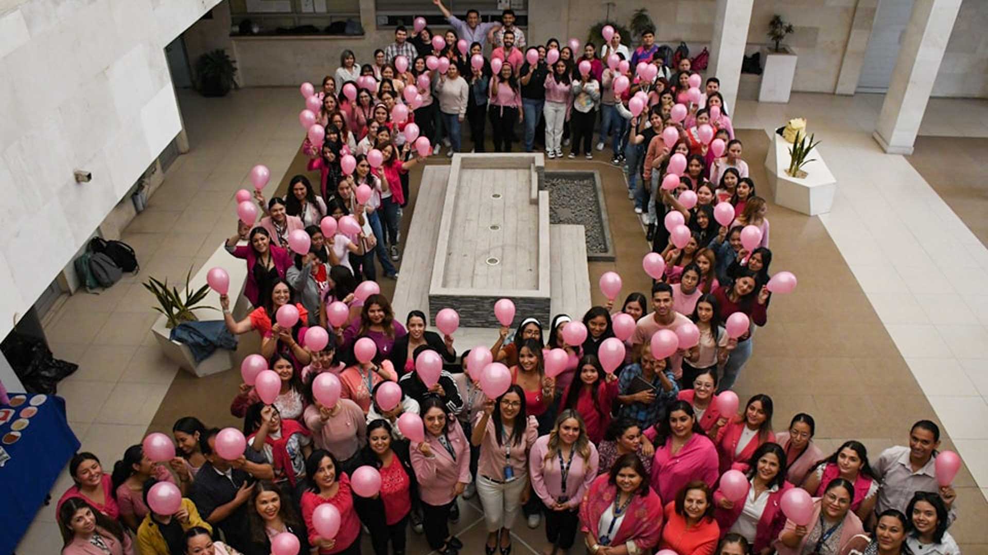 Donan en UANL cabellera para mujeres con cáncer de mama