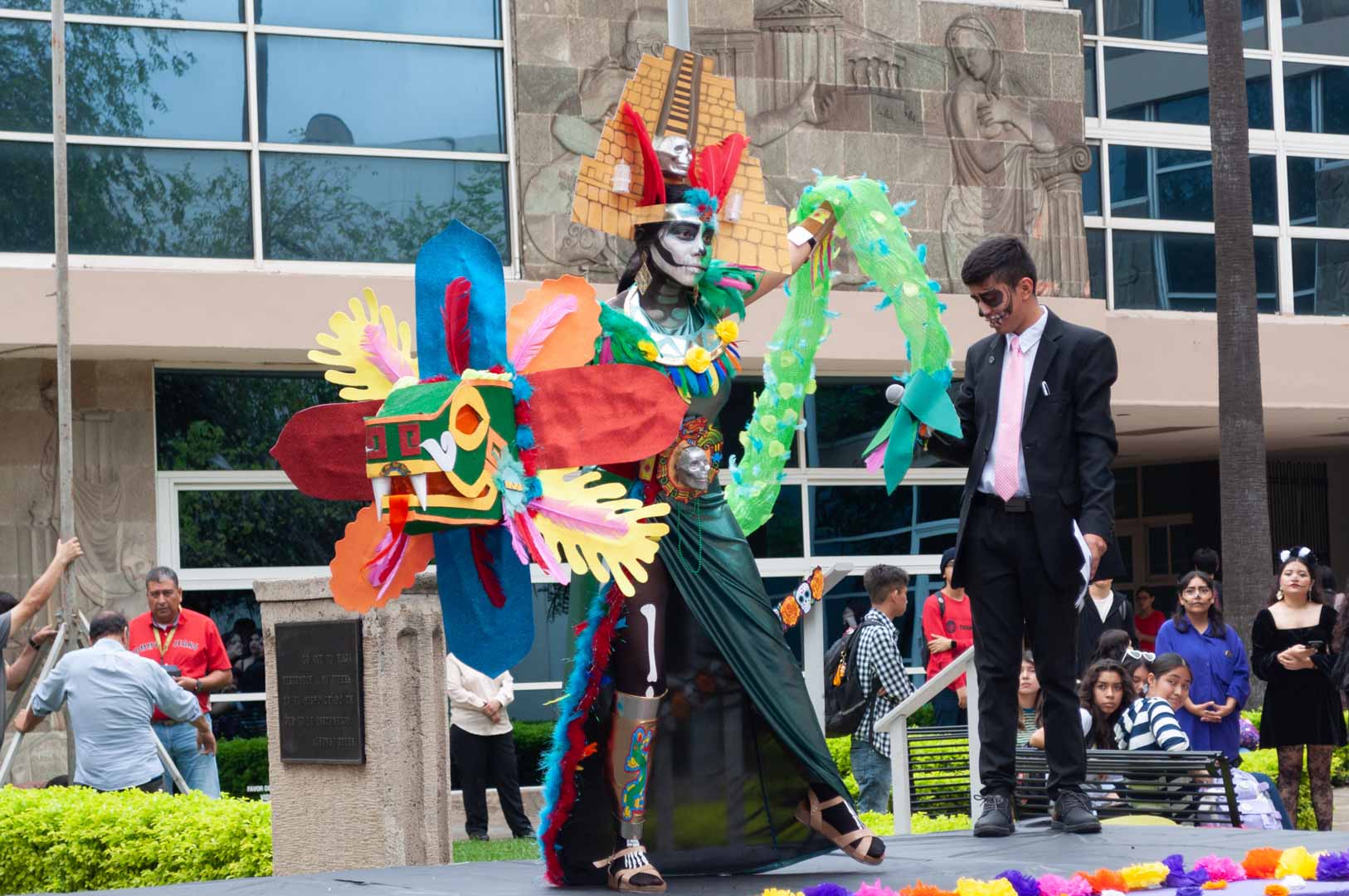 Filosofía y Letras vive tradicional festejo de Día de Muertos