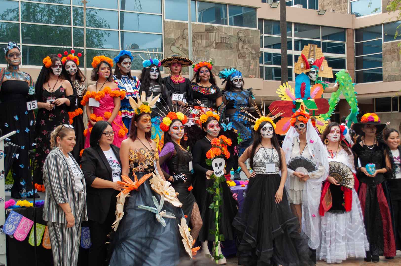Filosofía y Letras vive tradicional festejo de Día de Muertos