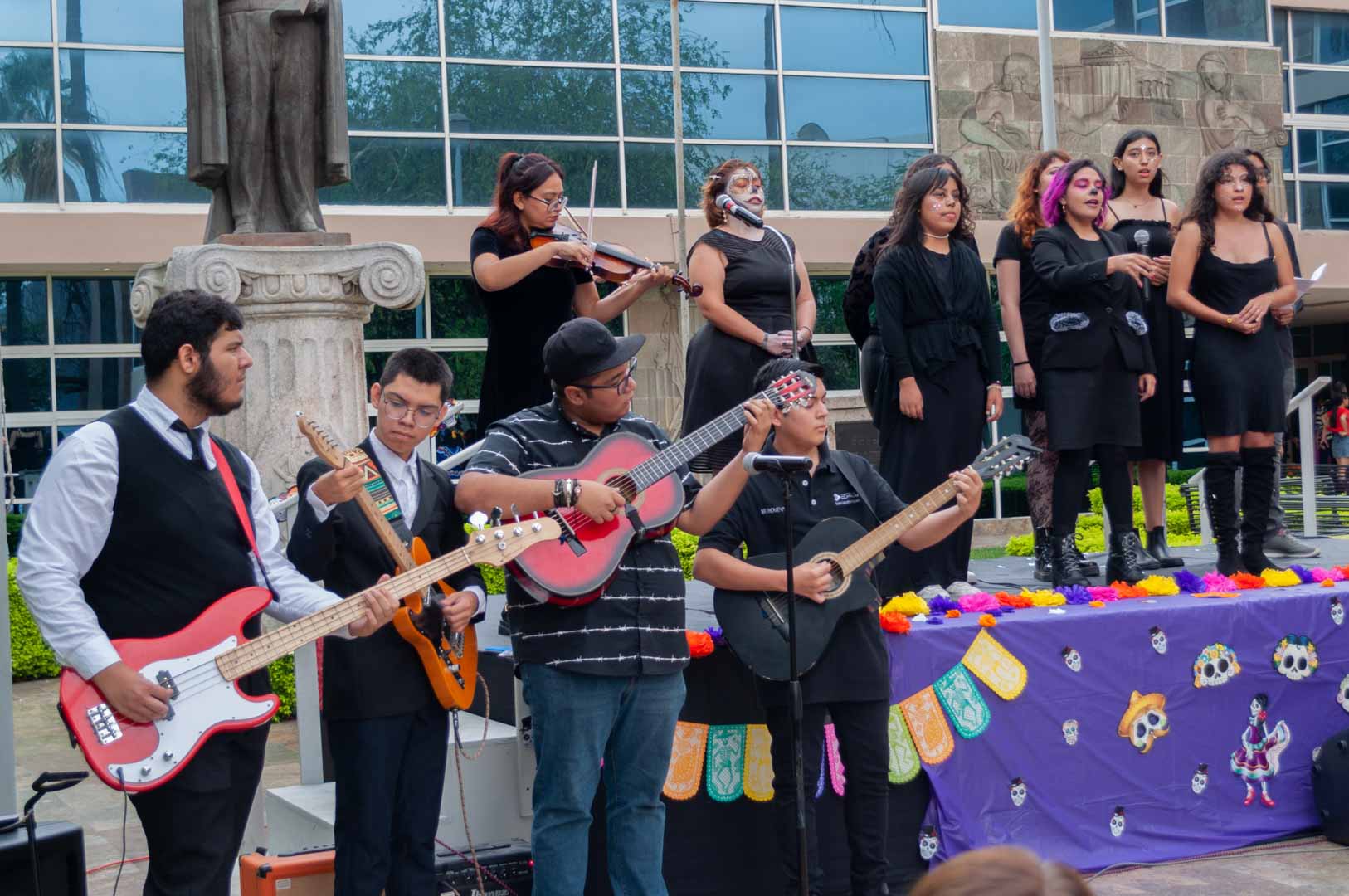 Filosofía y Letras vive tradicional festejo de Día de Muertos