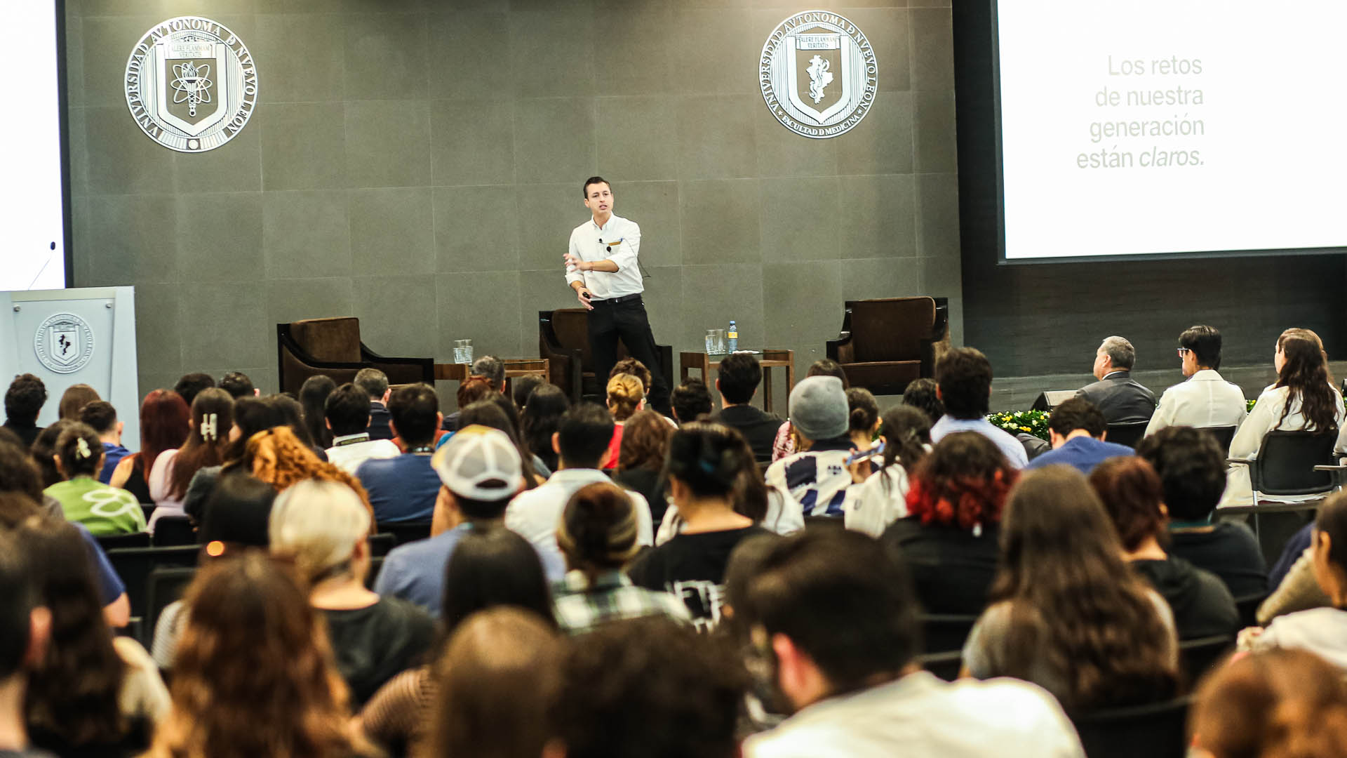 Hablan alumnos de UANL con Alcalde de Monterrey
