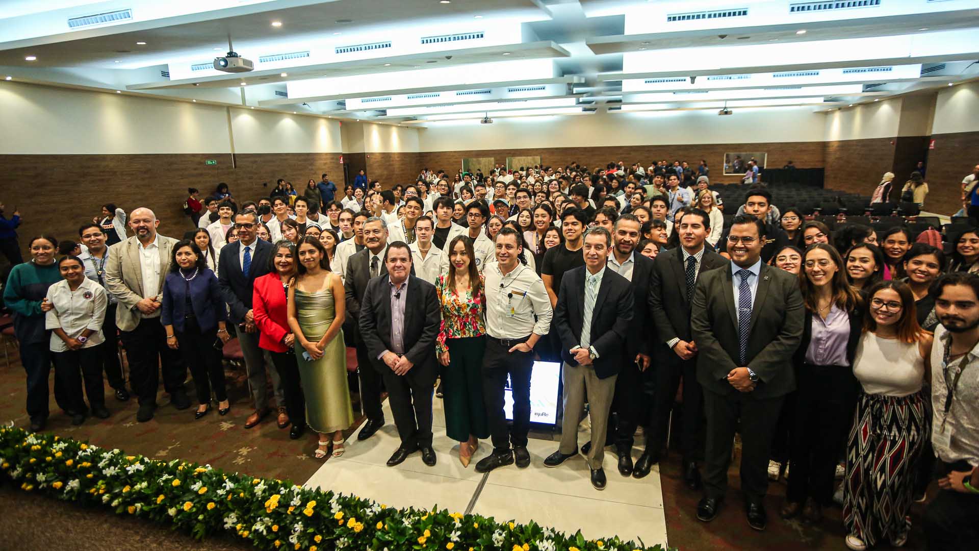 Hablan alumnos de UANL con Alcalde de Monterrey