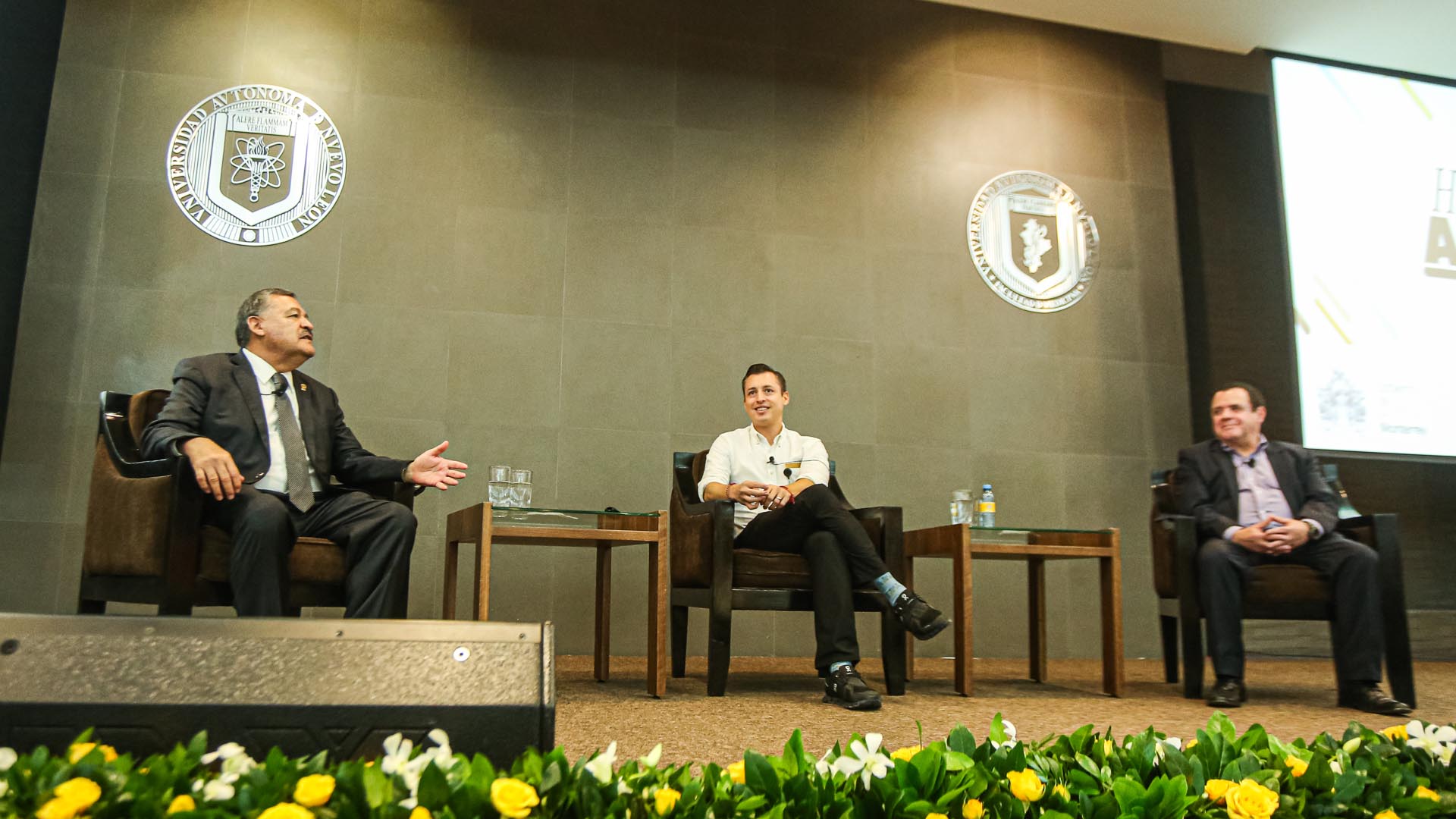Hablan alumnos de UANL con Alcalde de Monterrey