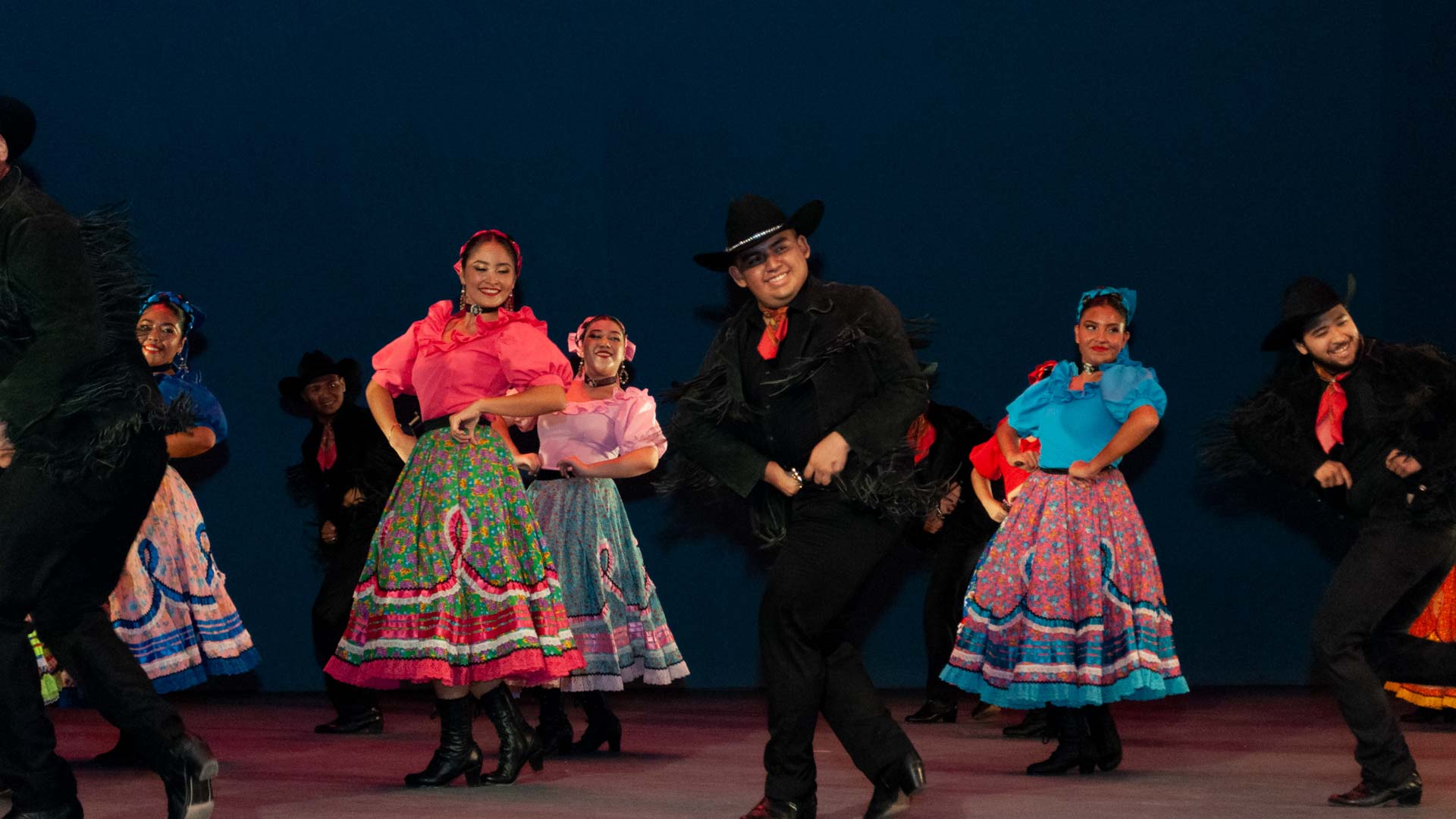 Universitarios celebran diversidad cultural con muestra de danza folklórica