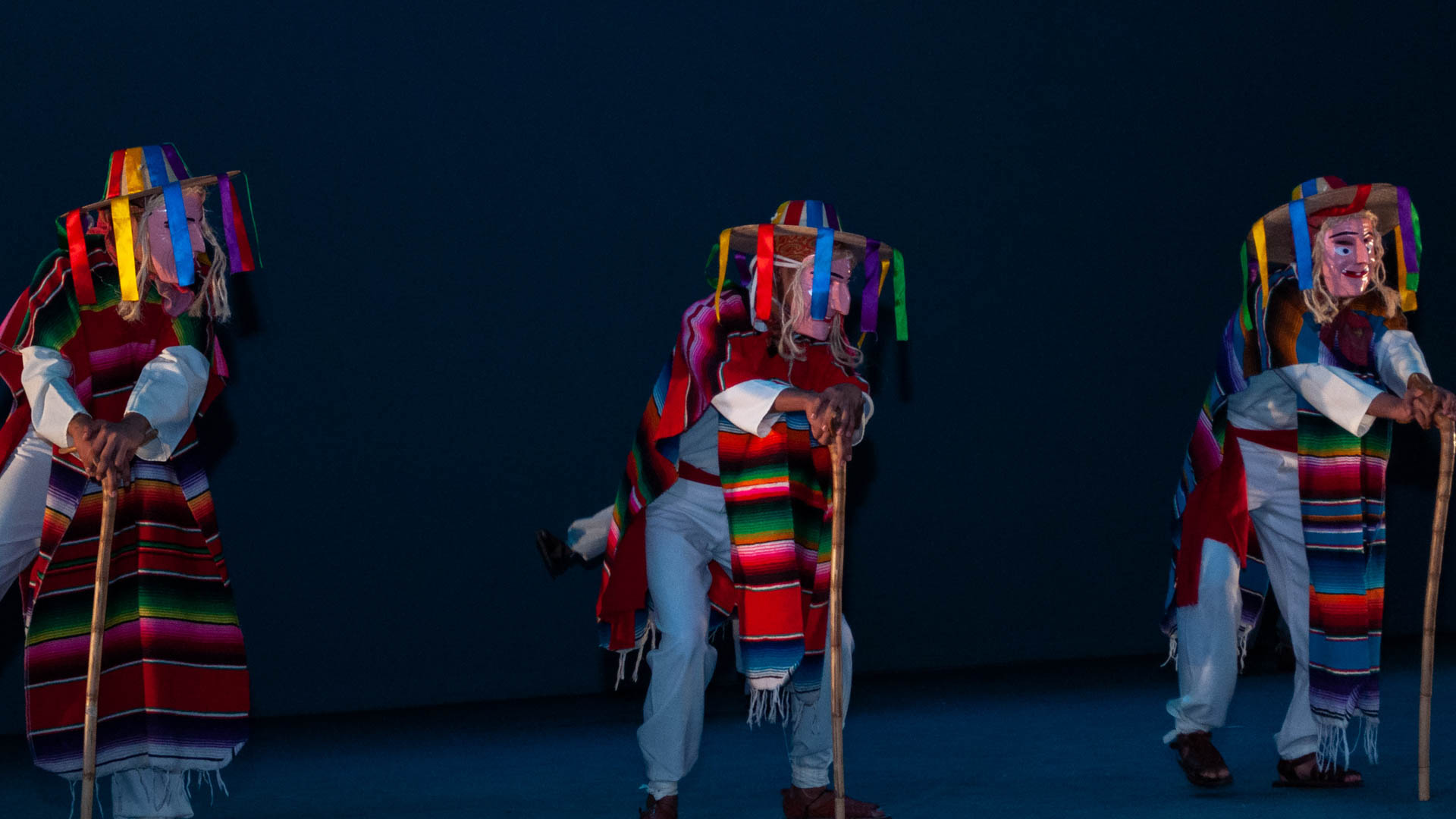 Universitarios celebran diversidad cultural con muestra de danza folklórica