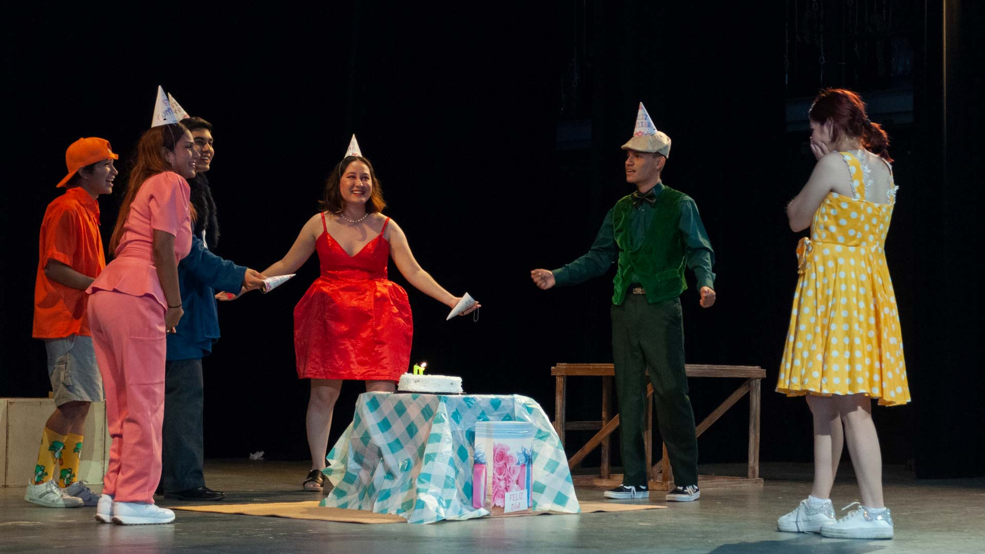 Viven estudiantes fiesta teatral en Aula Magna
