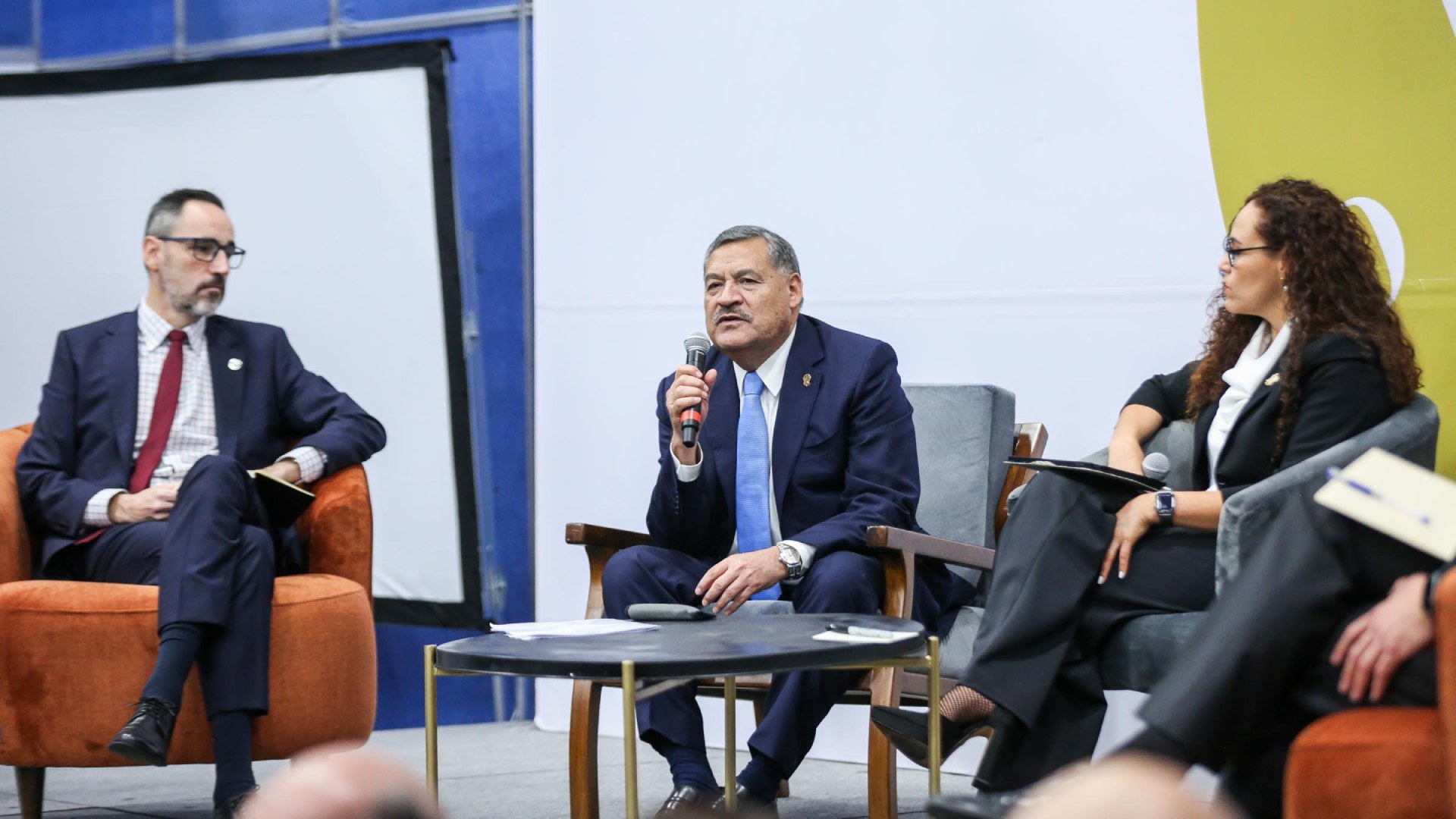 Participa Santos Guzmán en panel de rectores organizado por la FIL 2023