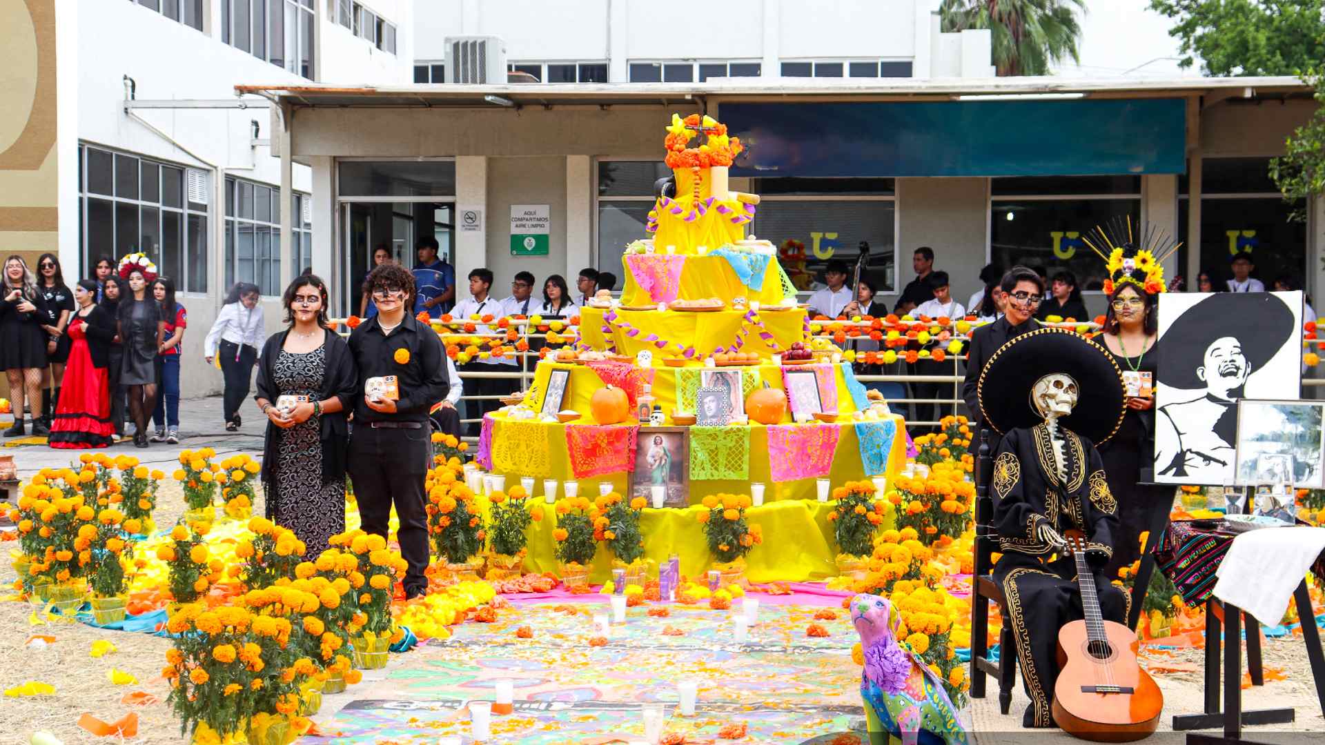 Mantienen viva tradición de altares de muertos