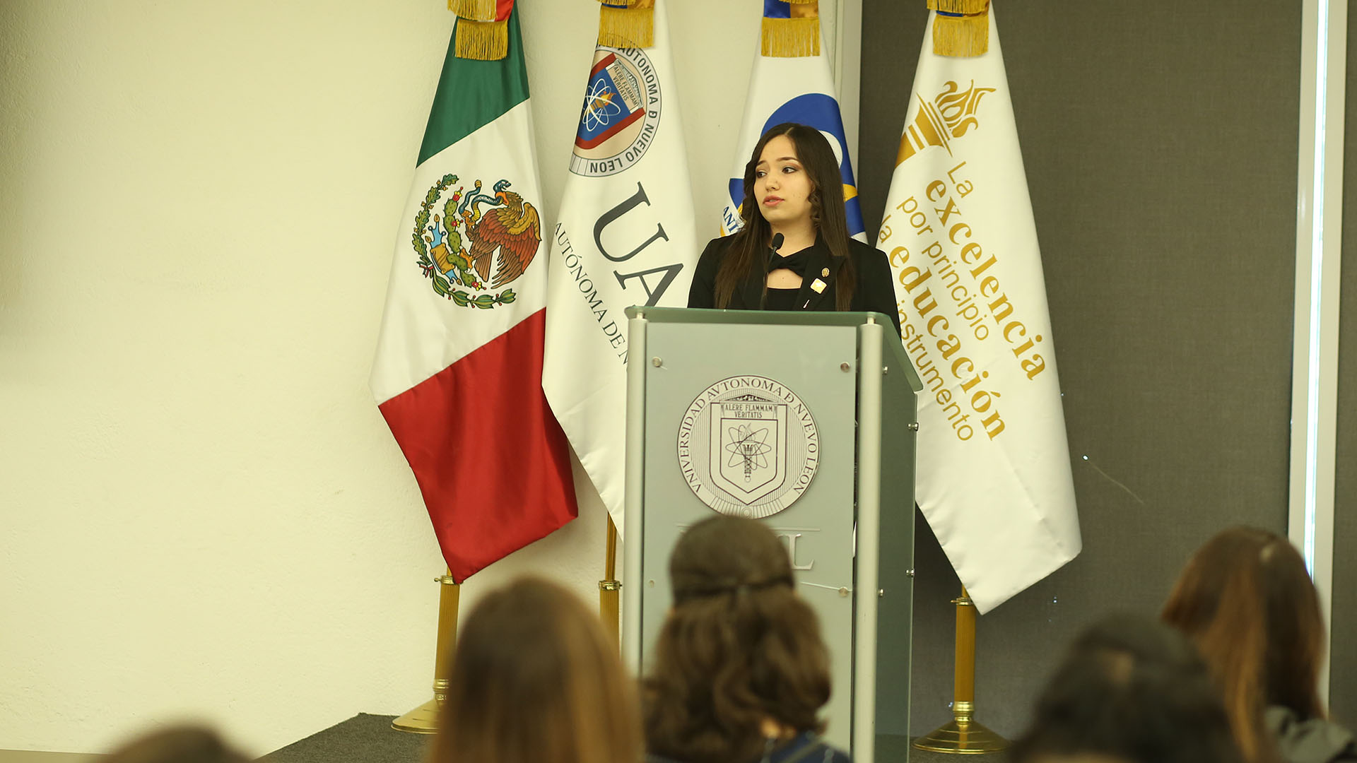 Reconocen a egresados con premio al desempeño de excelencia