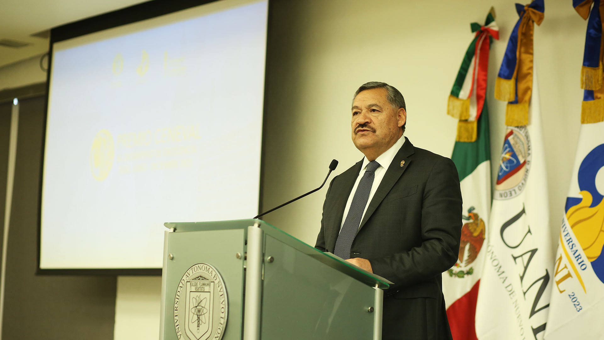 Reconocen a egresados con premio al desempeño de excelencia
