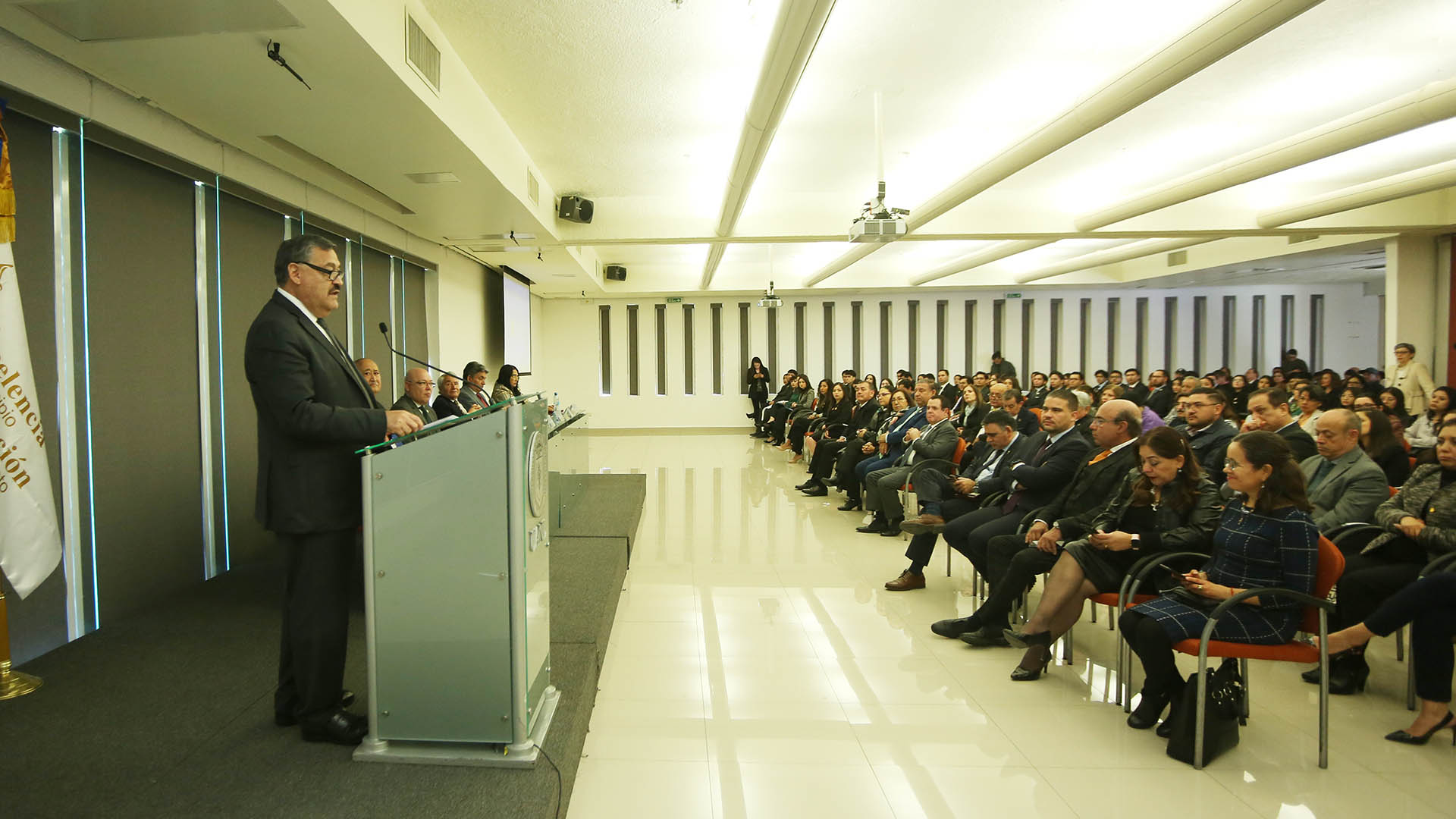 Reconocen a egresados con premio al desempeño de excelencia