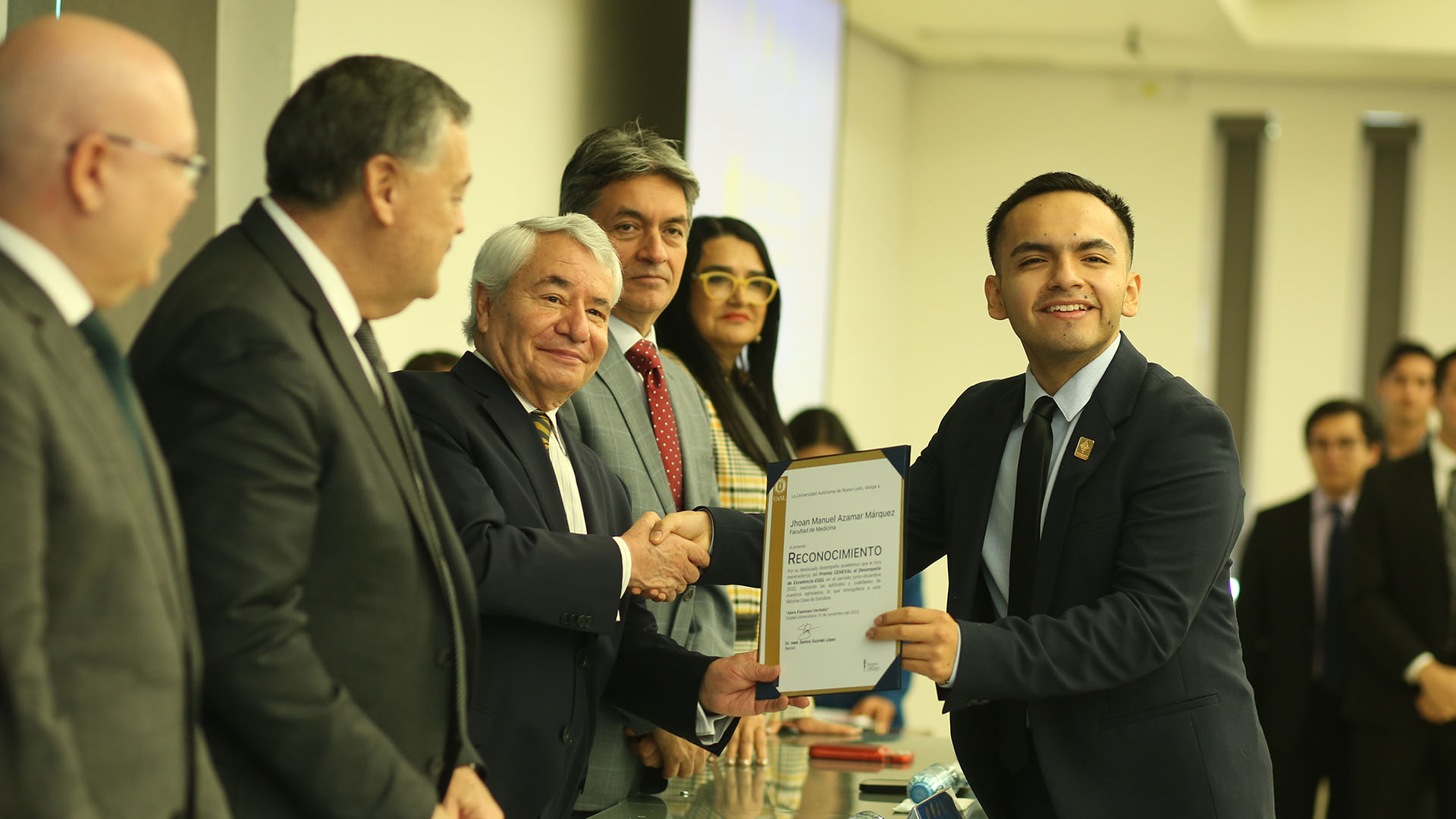 Reconocen a egresados con premio al desempeño de excelencia