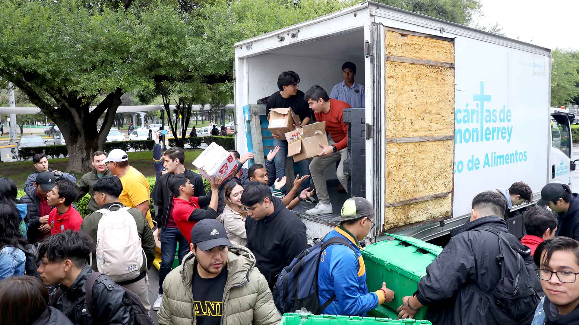 Suma UANL 8 toneladas de alimentos a colecta de Hambre Cero NL