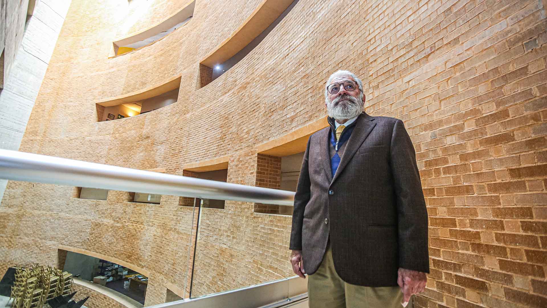 FIL de Guadalajara reconoce a Porfirio Tamez como bibliotecario 2023