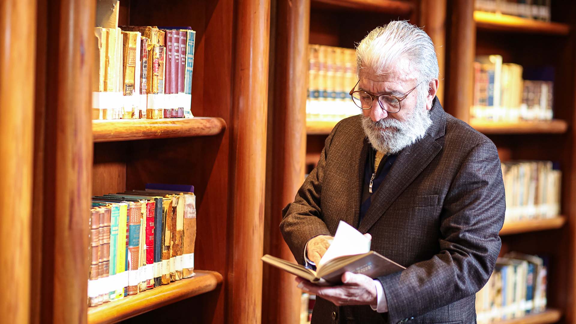 FIL de Guadalajara reconoce a Porfirio Tamez como bibliotecario 2023