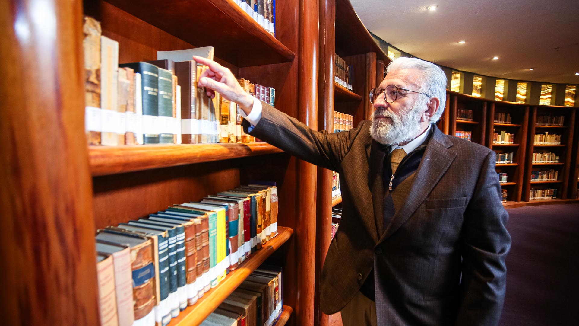 FIL de Guadalajara reconoce a Porfirio Tamez como bibliotecario 2023
