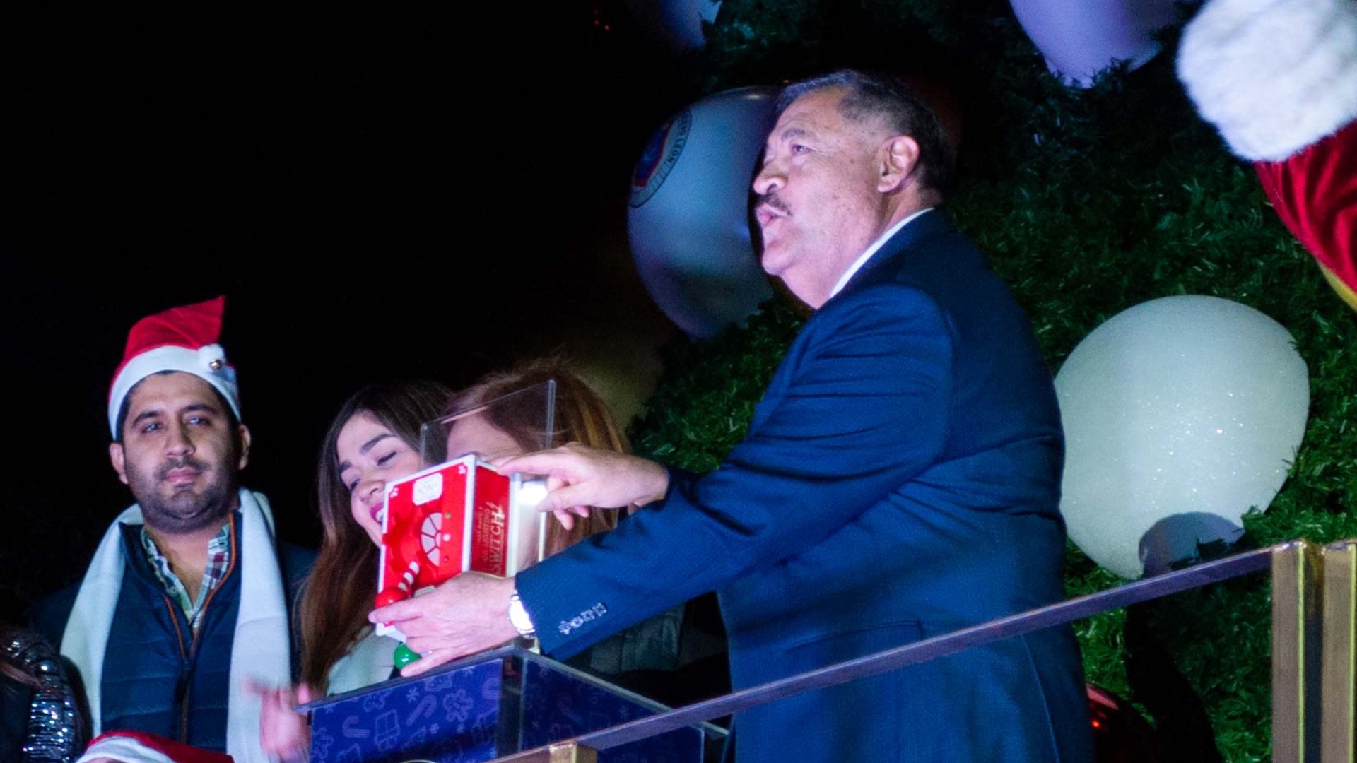 Enciende pino navideño espíritu festivo en UANL