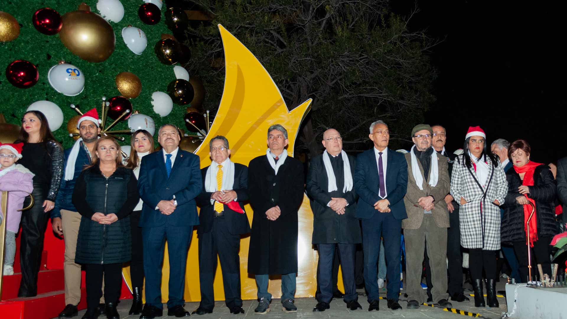 Enciende pino navideño espíritu festivo en UANL