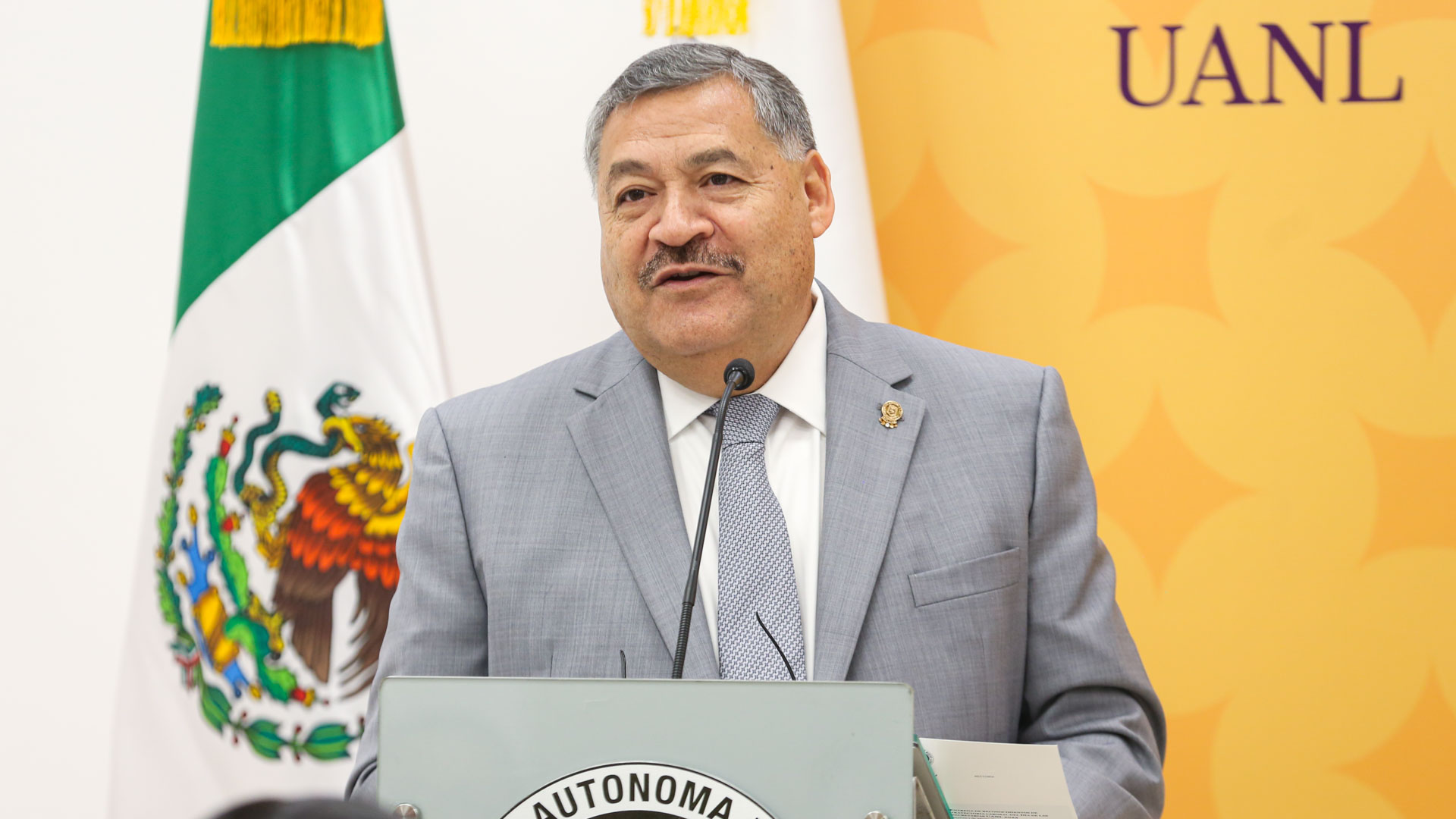 Reconoce UANL a secretarias en su día