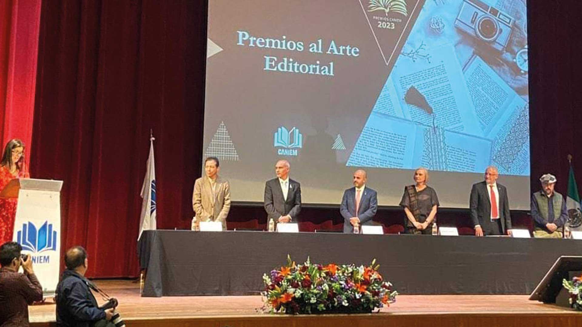 Recibe “Armas y Letras” Premio CANIEM por su arte editorial