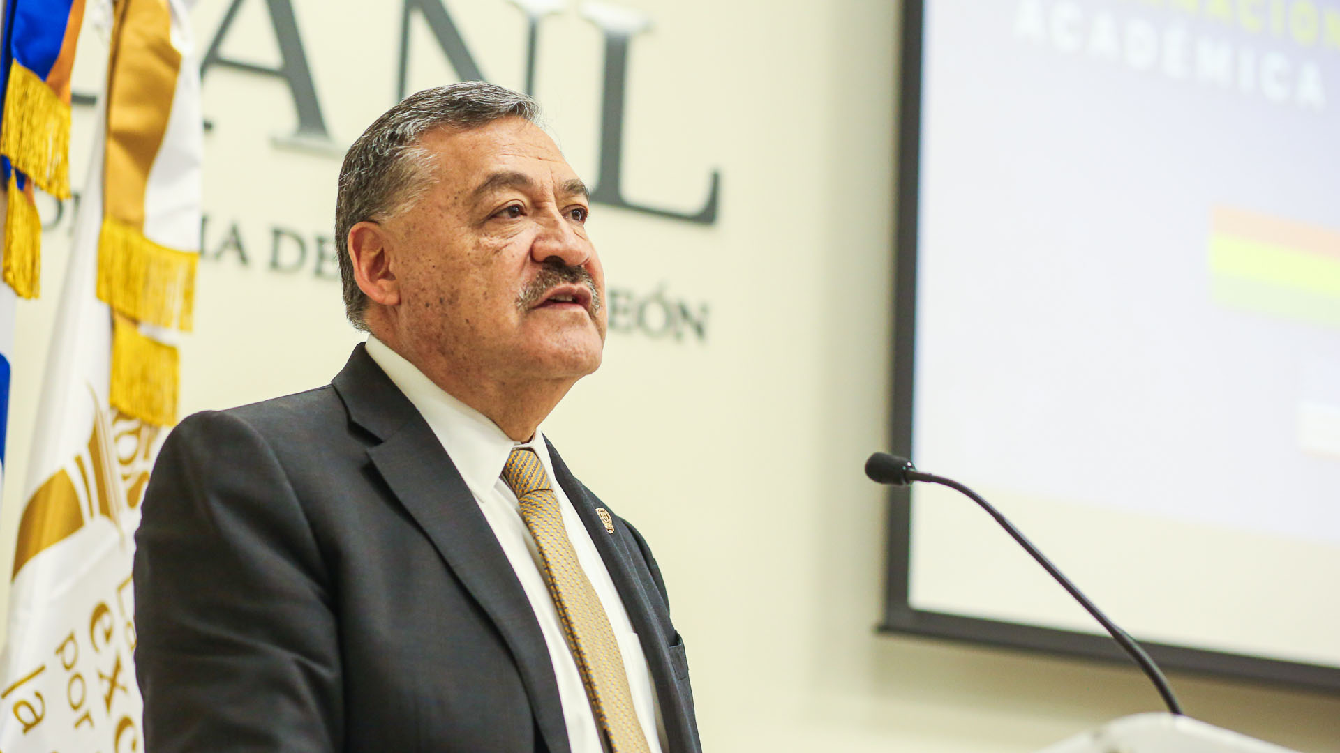 Recibe Santos Guzmán a estudiantes que harán una estancia en la UANL