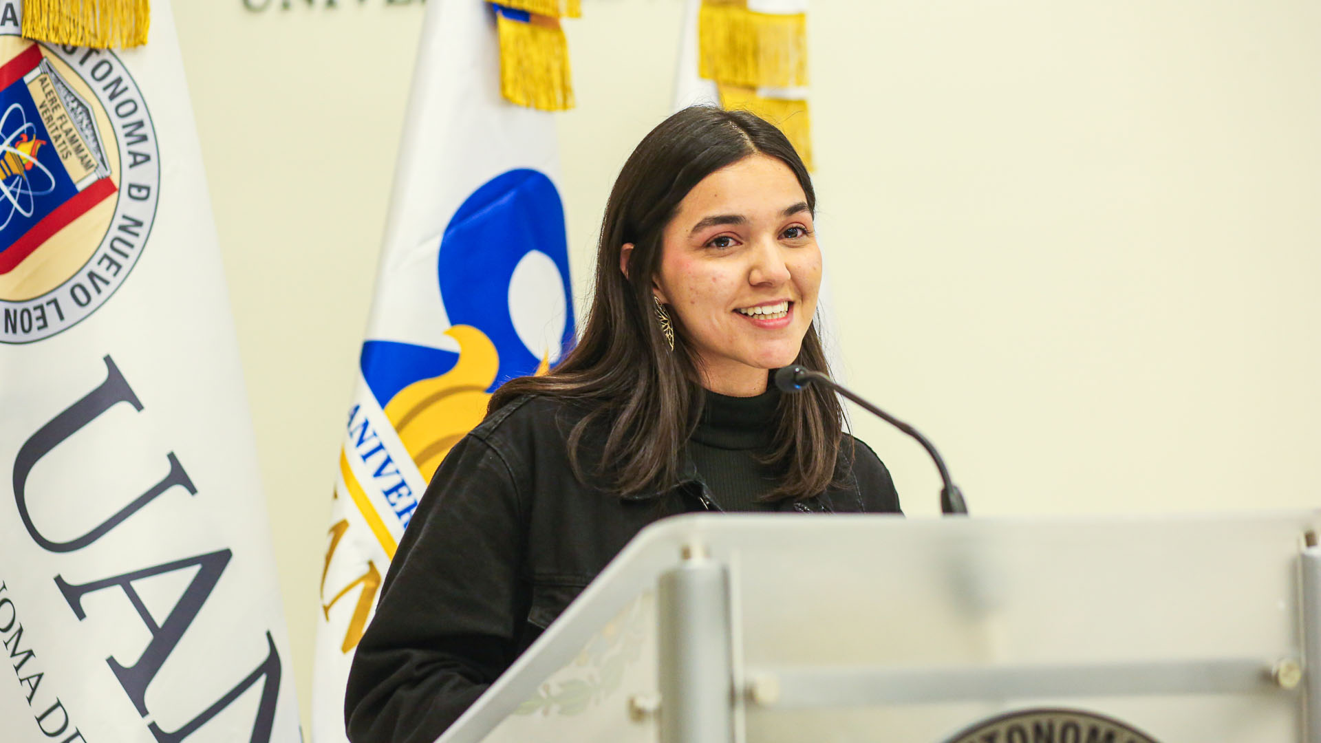 Recibe Santos Guzmán a estudiantes que harán una estancia en la UANL