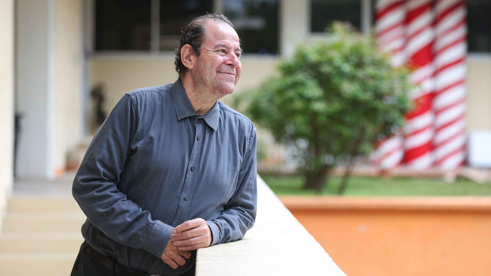 Recibe Hernando Garza Premio a las Artes UANL