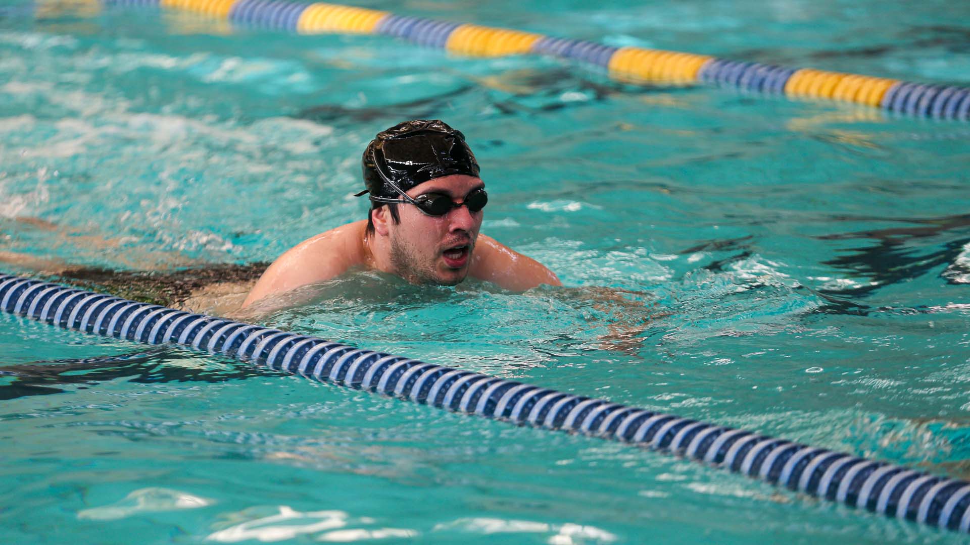 Inician cursos de natación en Centro Acuático Universitario
