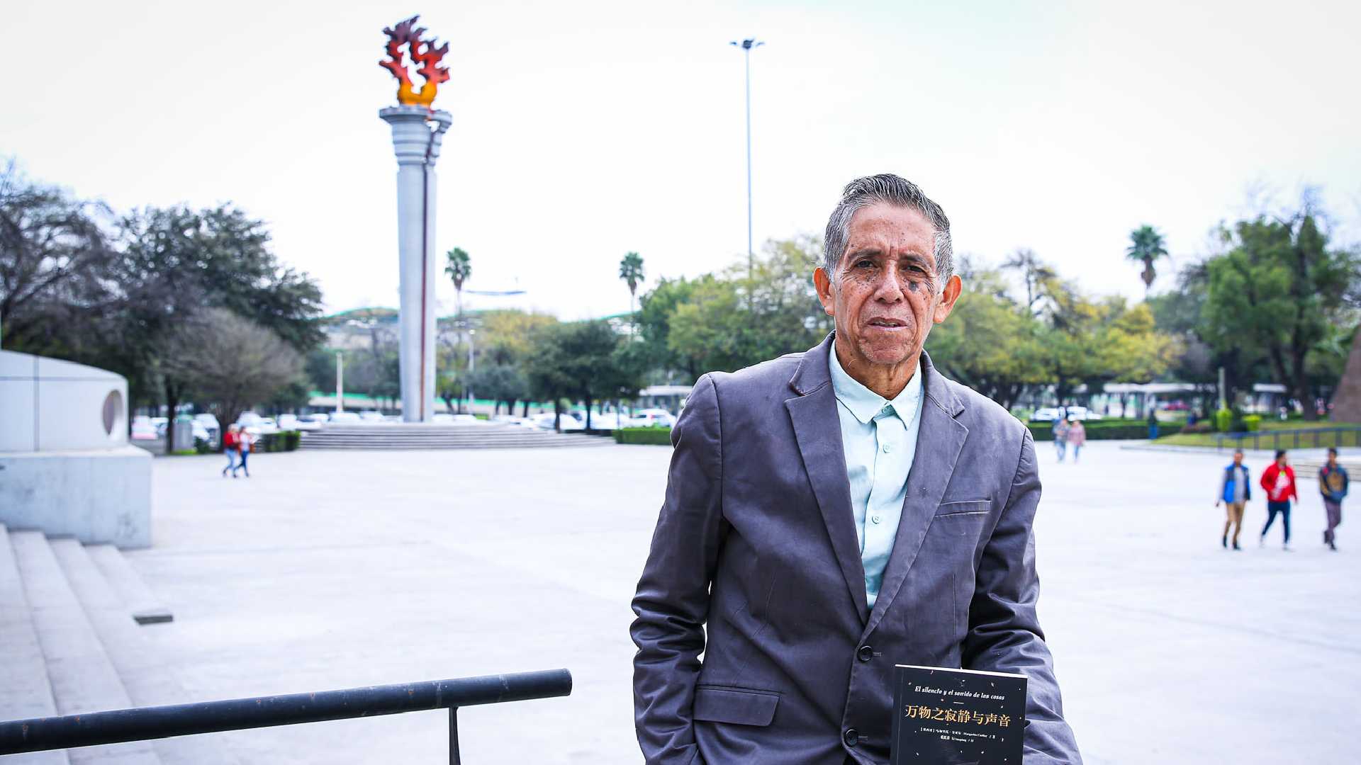 Poeta presenta versión en chino de su poemario en festival de Shanghái