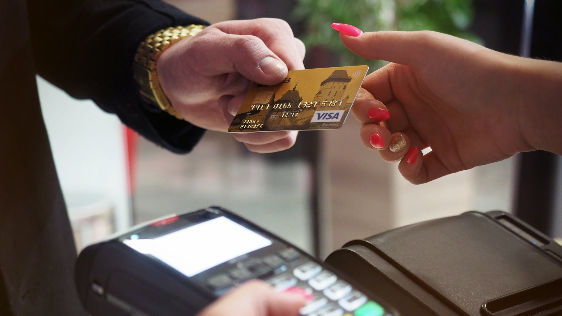 Ofrece economista tips de ahorro; advierte sobre gastos hormiga