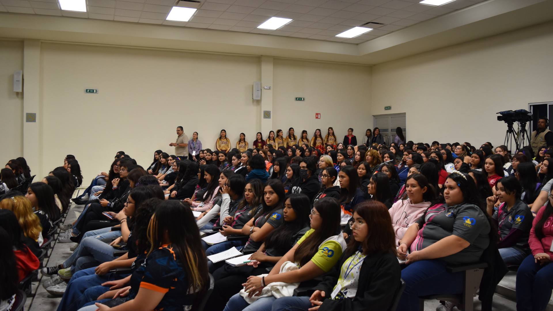 Comparten experiencias de mujeres en la ciencia