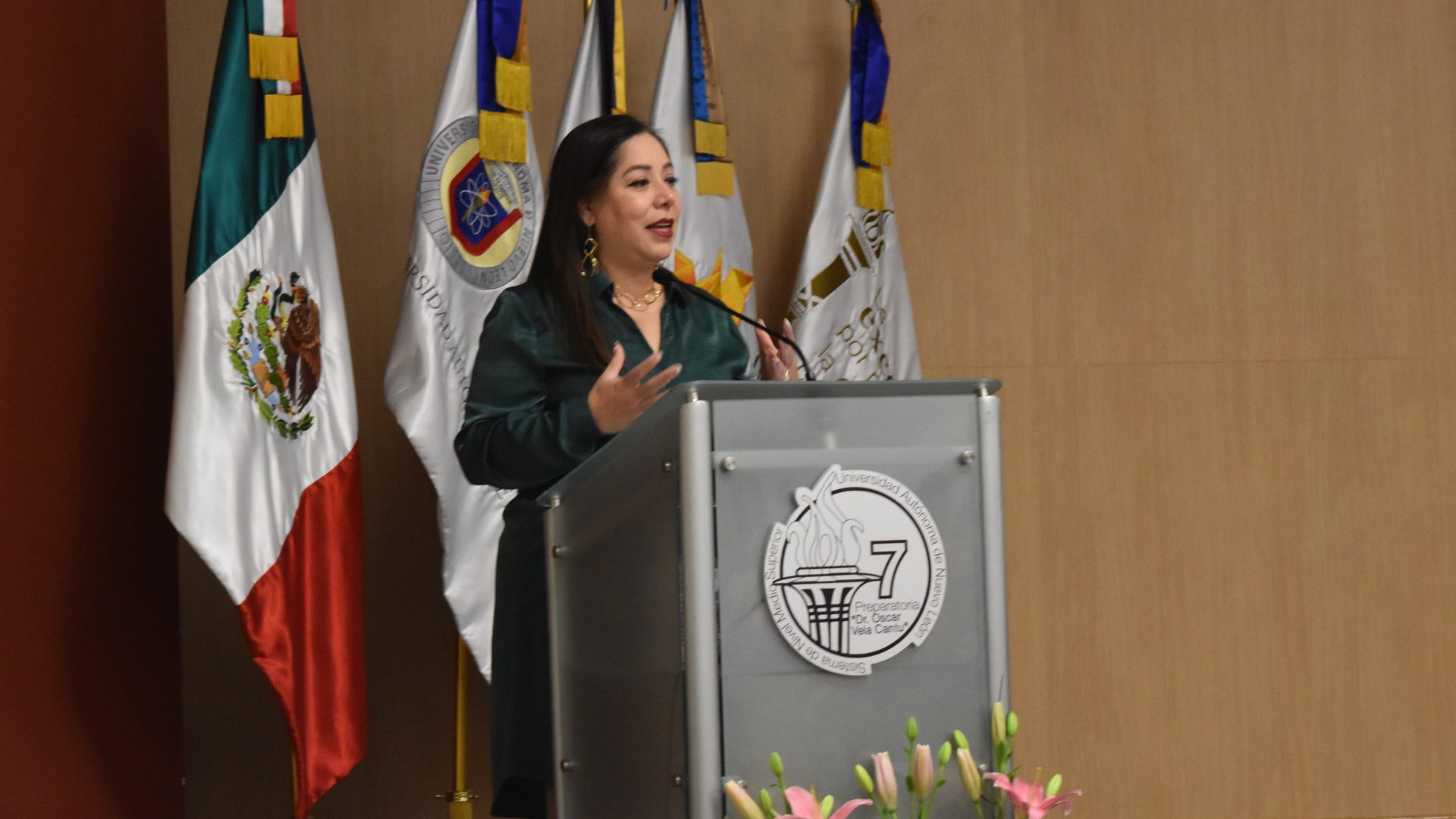 Comparten experiencias de mujeres en la ciencia
