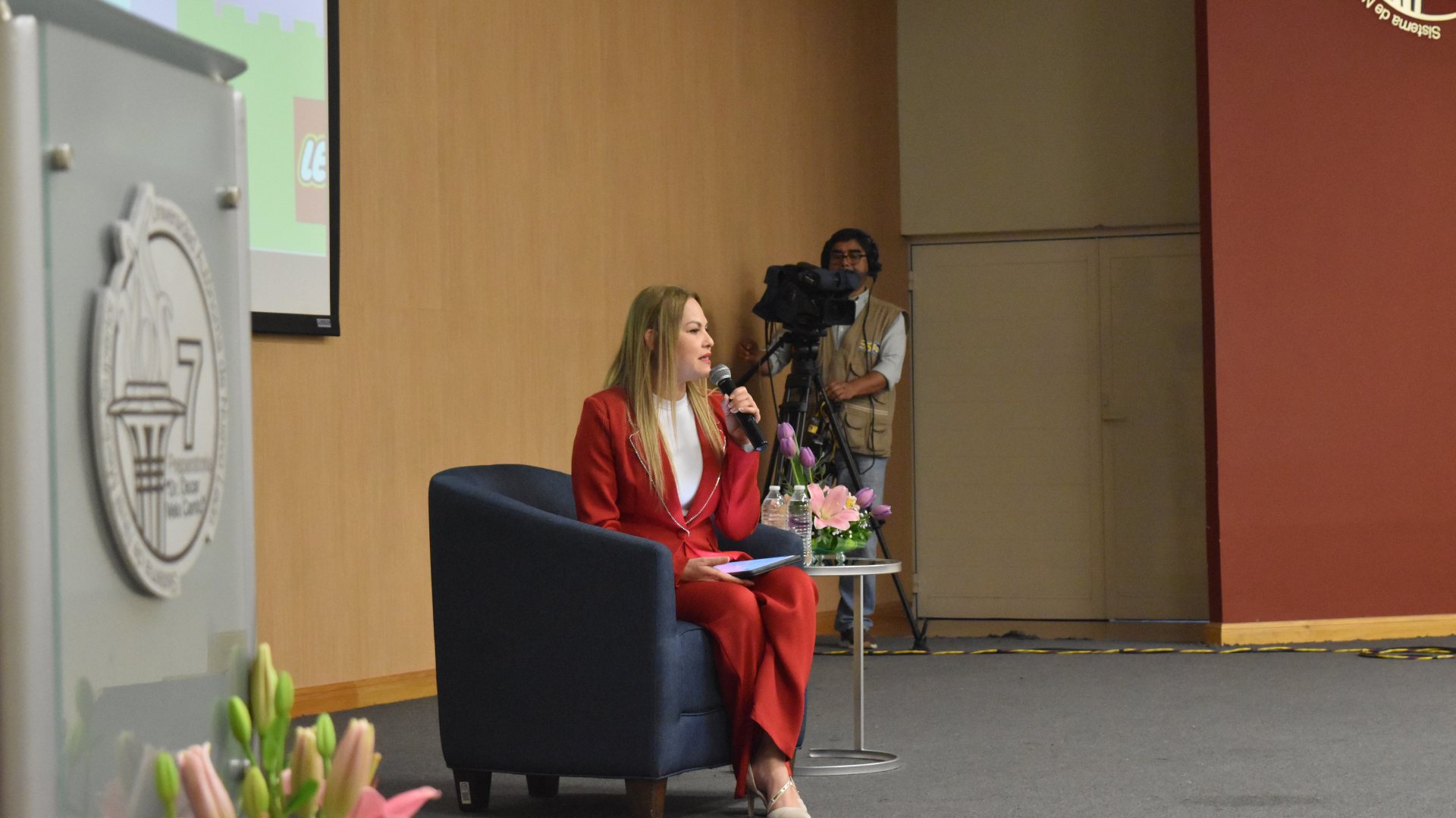 Comparten experiencias de mujeres en la ciencia