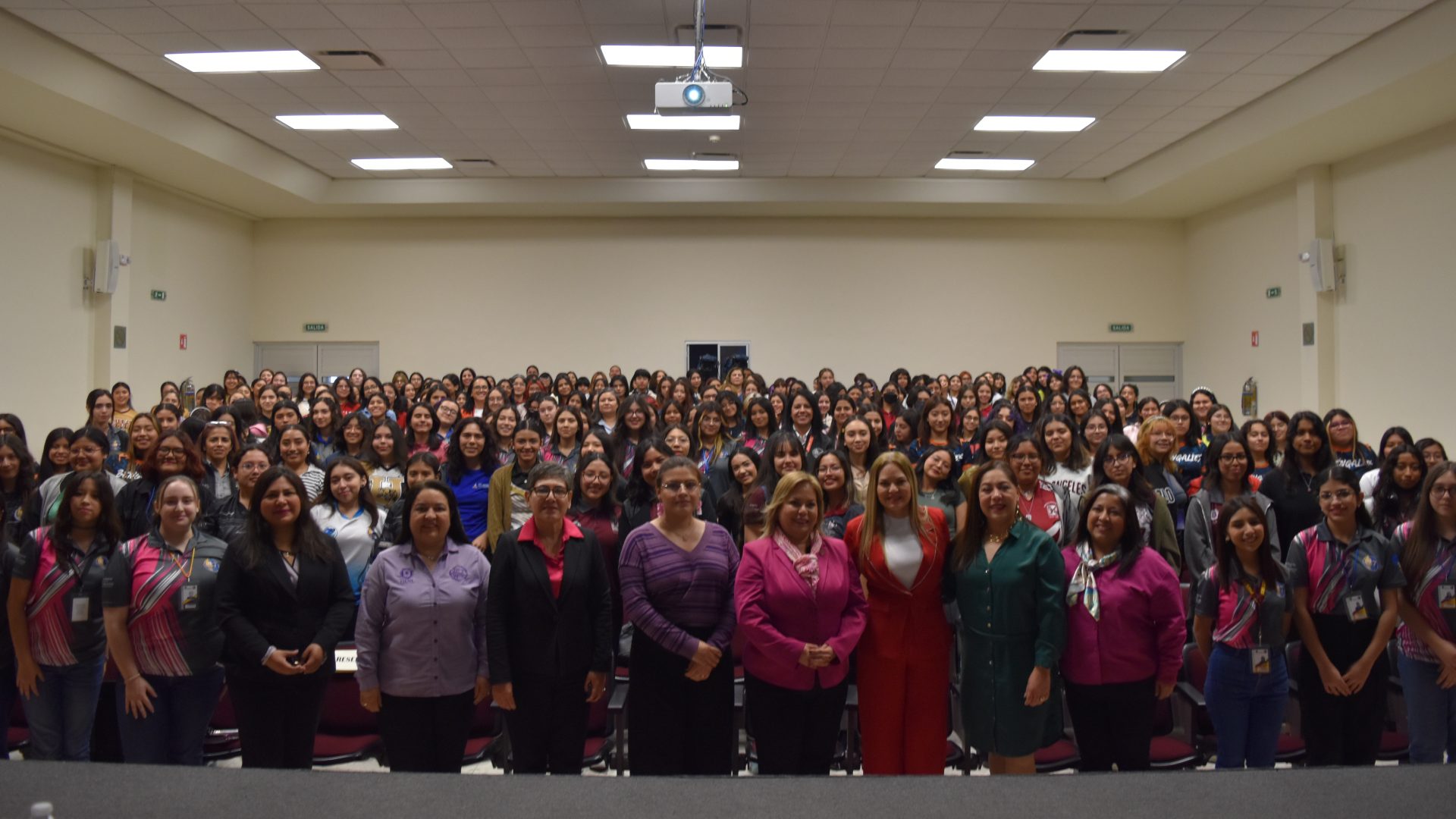 Comparten experiencias de mujeres en la ciencia