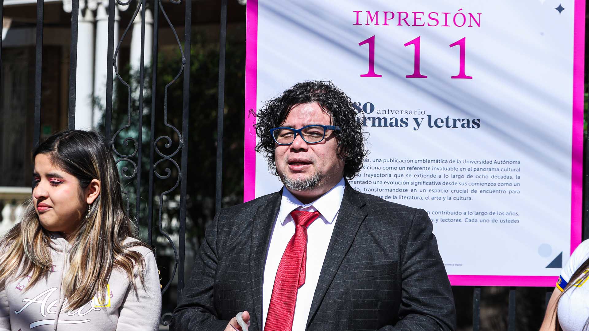Recorre exposición evolución de la revista "Armas y Letras"