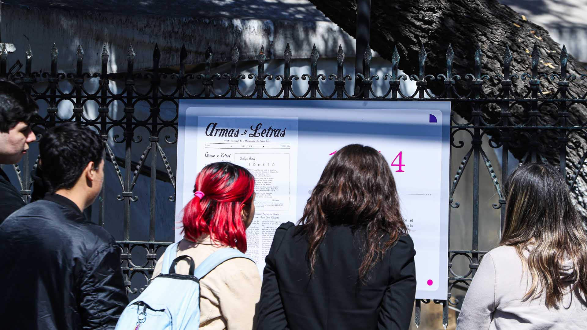 Recorre exposición evolución de la revista "Armas y Letras"
