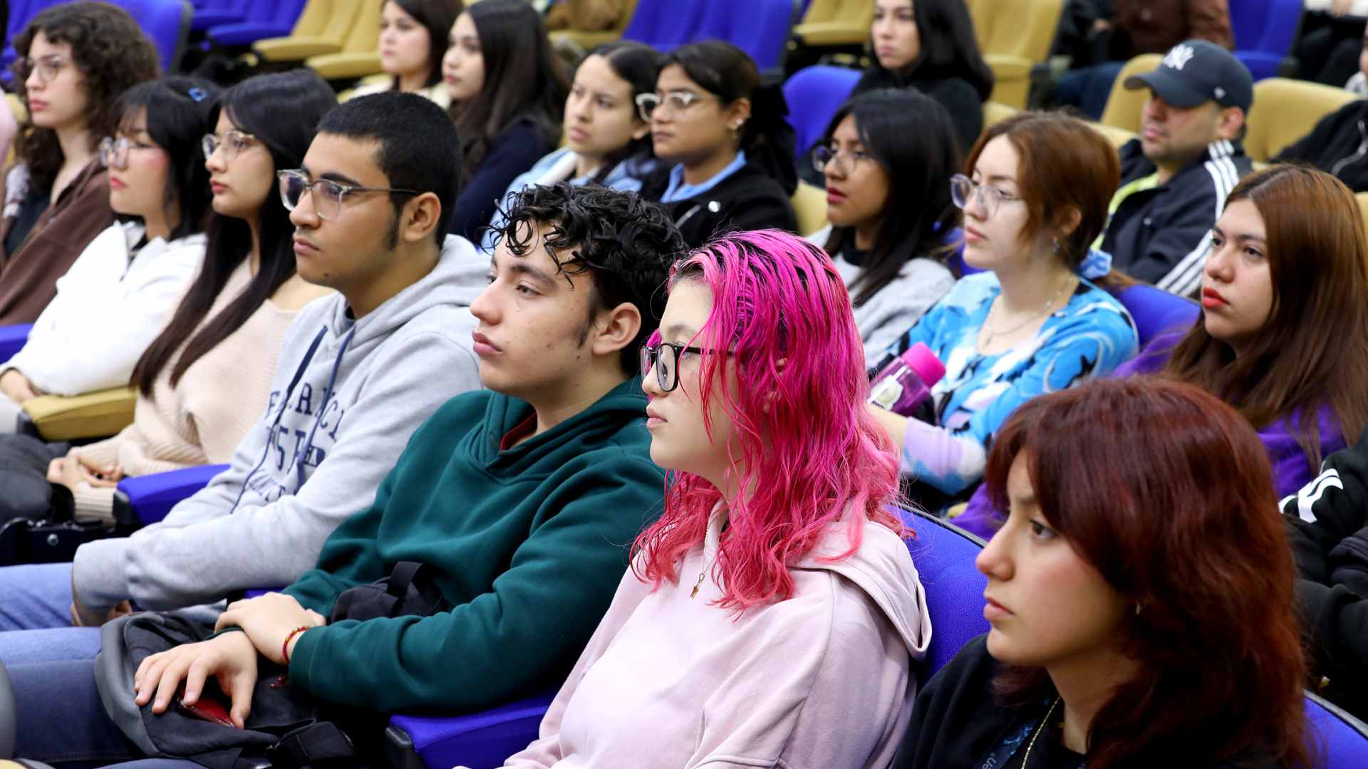Vencen alumnas de FCB retos de la ciencia