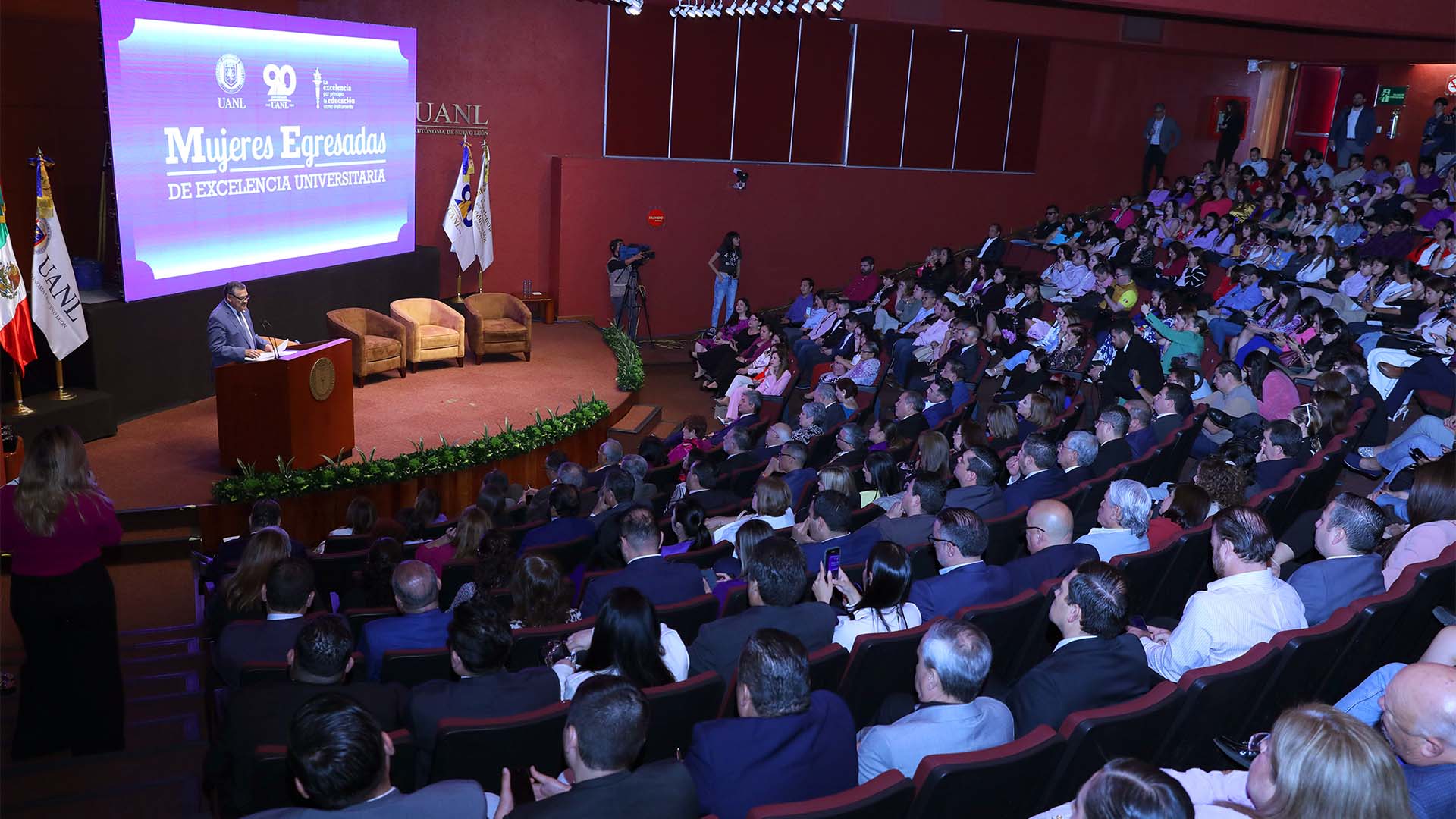 Comparten experiencias de éxito egresadas de excelencia de UANL