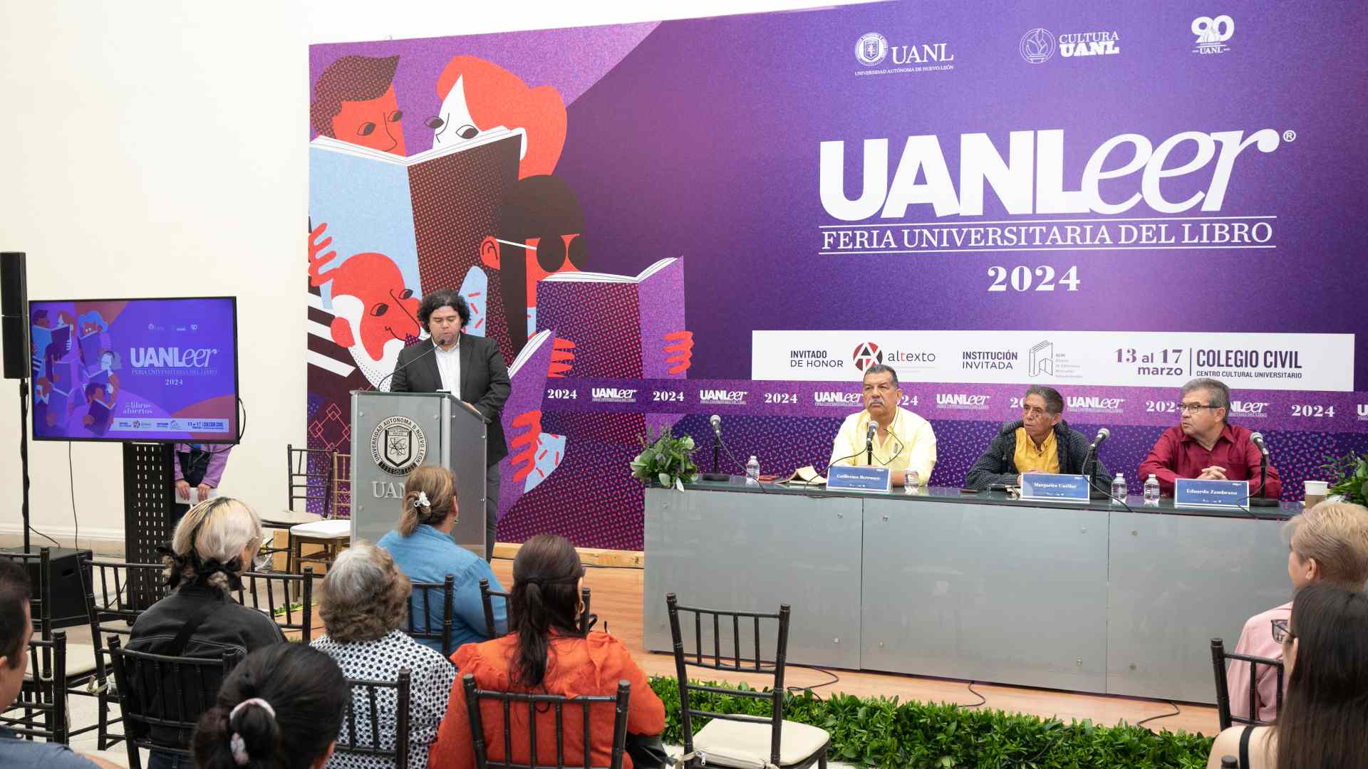 Evocan a Óscar Efraín Herrera leyendo su obra