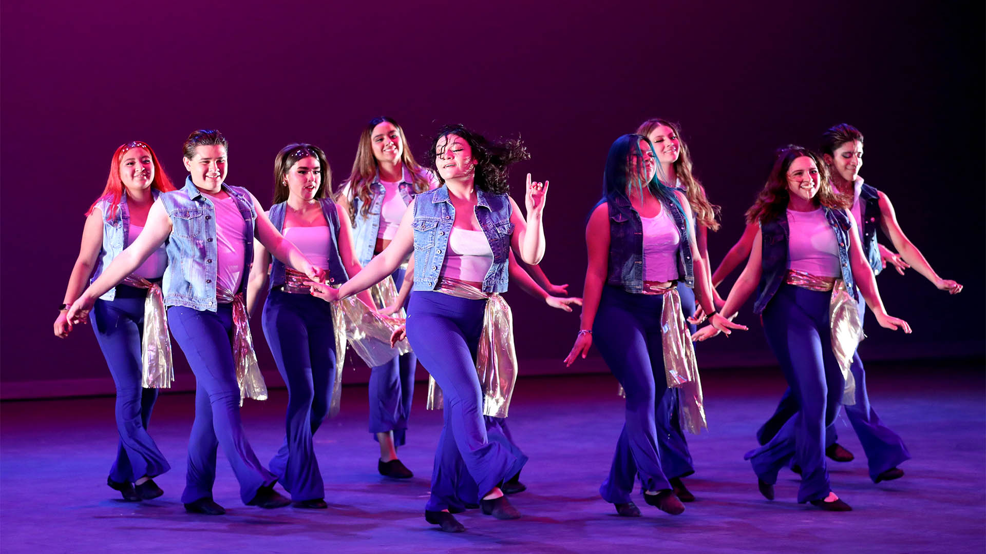 Llena la danza escenario del Teatro Universitario