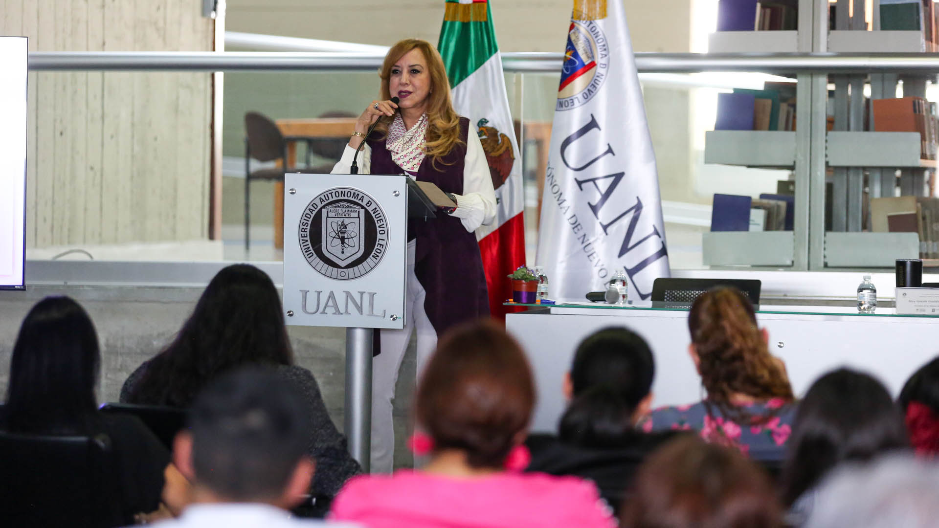 Abordan violencia contra la mujer en simposio de UANL