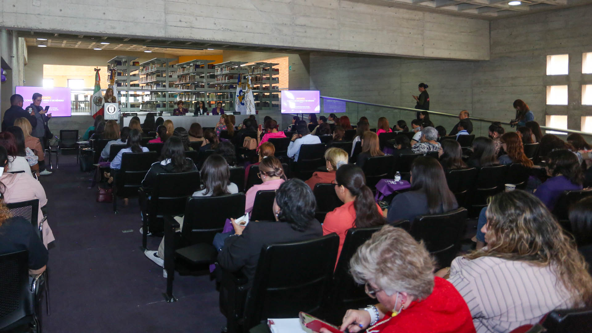 Abordan violencia contra la mujer en simposio de UANL