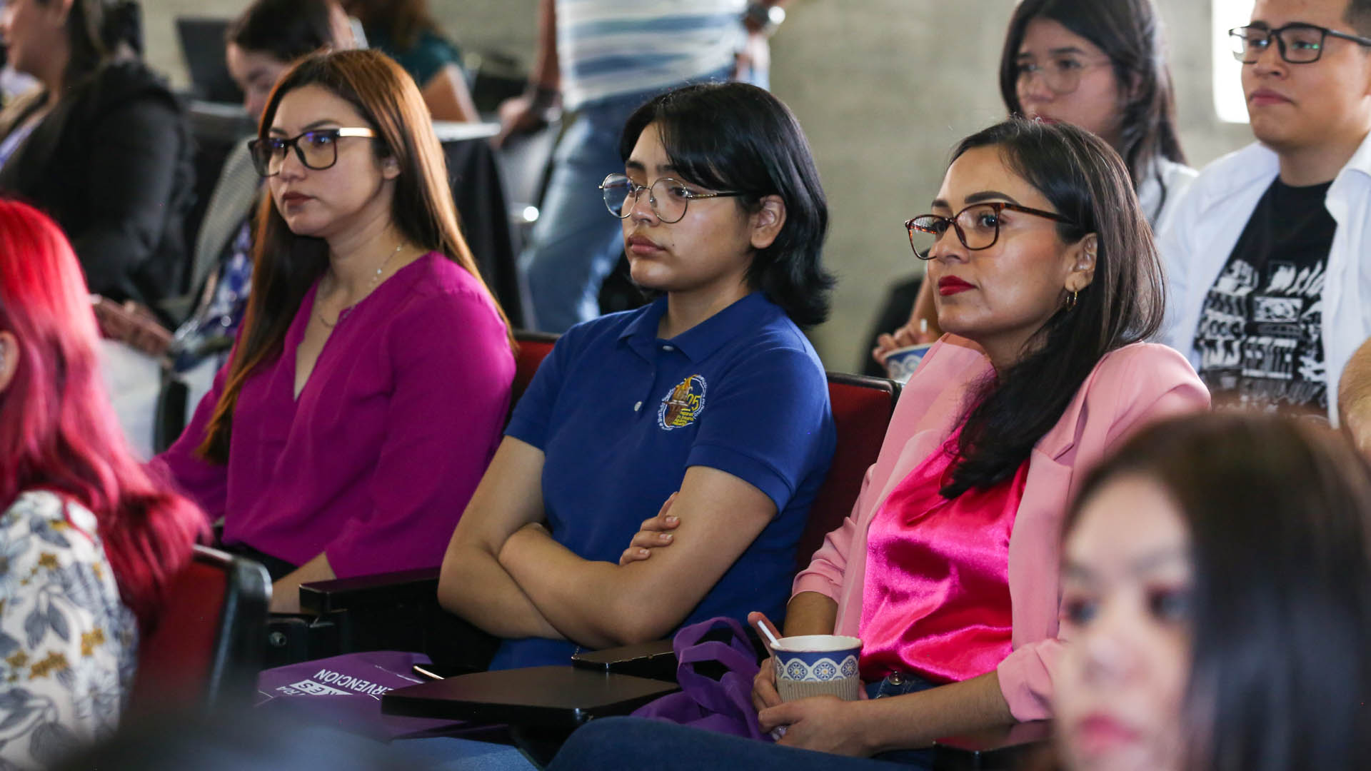 Abordan violencia contra la mujer en simposio de UANL