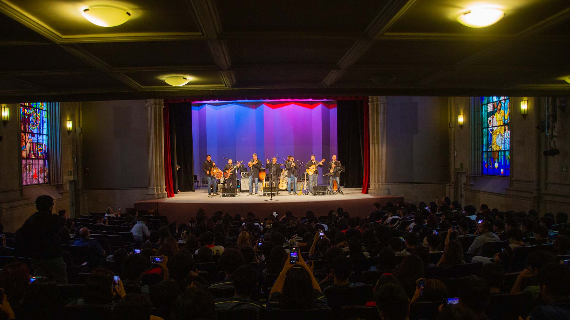 Recorren bachilleres historia musical latina con el Grupo El Tigre