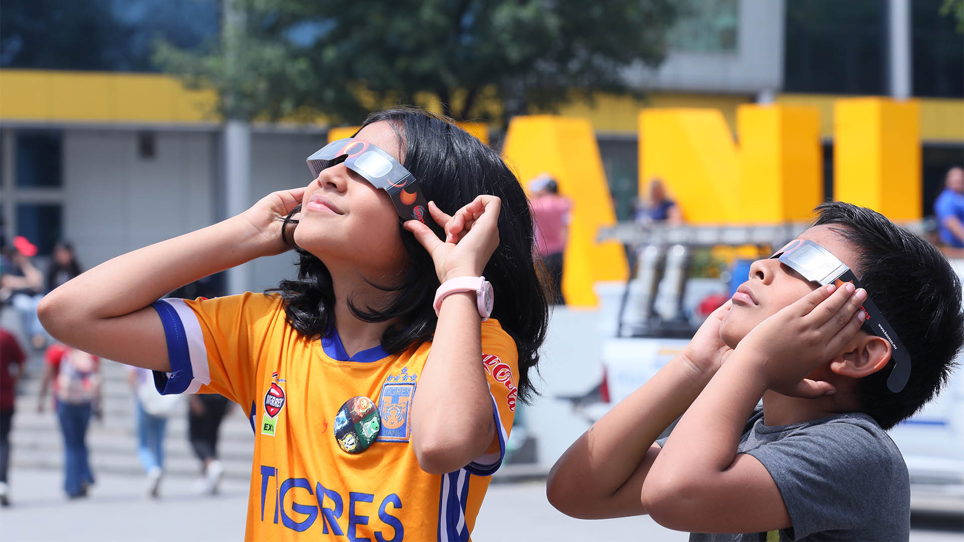 Emociona eclipse total de Sol en Explanada de Ciudad Universitaria