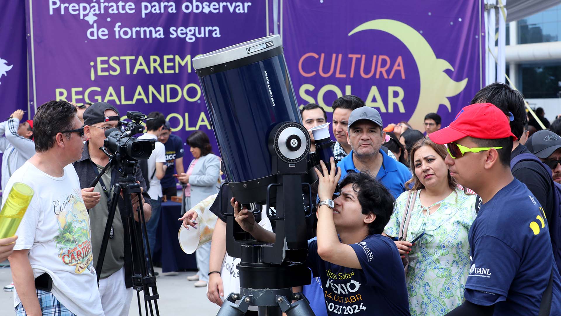 Emociona eclipse total de Sol en Explanada de Ciudad Universitaria