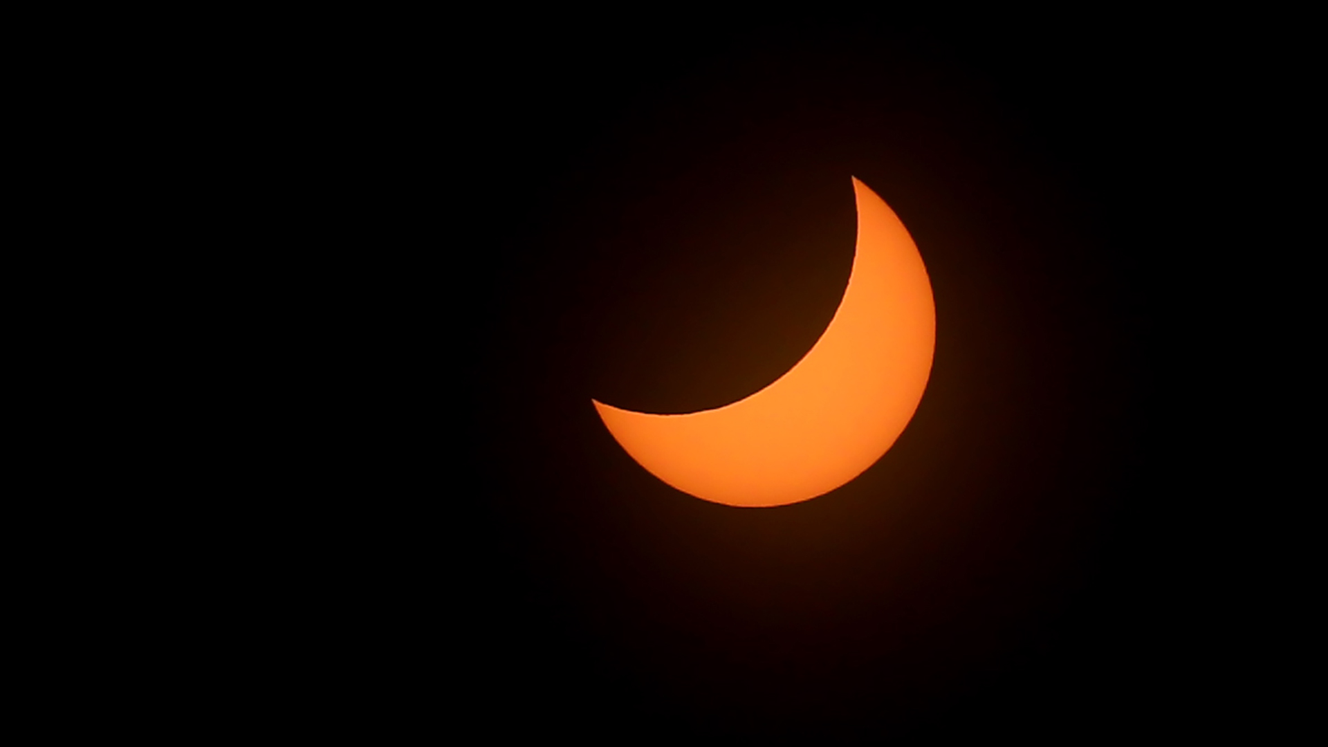 Emociona eclipse total de Sol en Explanada de Ciudad Universitaria