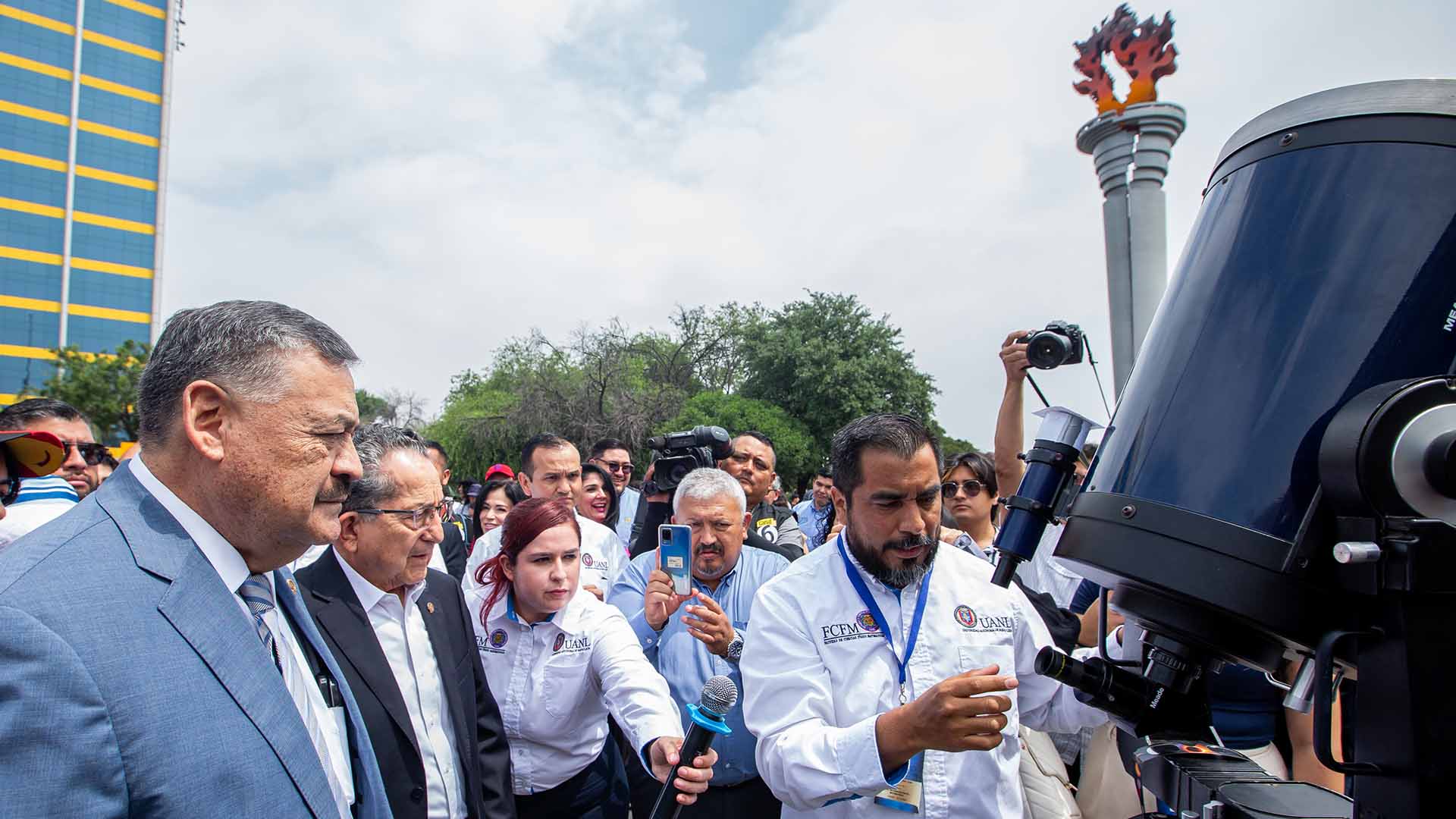 Emociona eclipse total de Sol en Explanada de Ciudad Universitaria